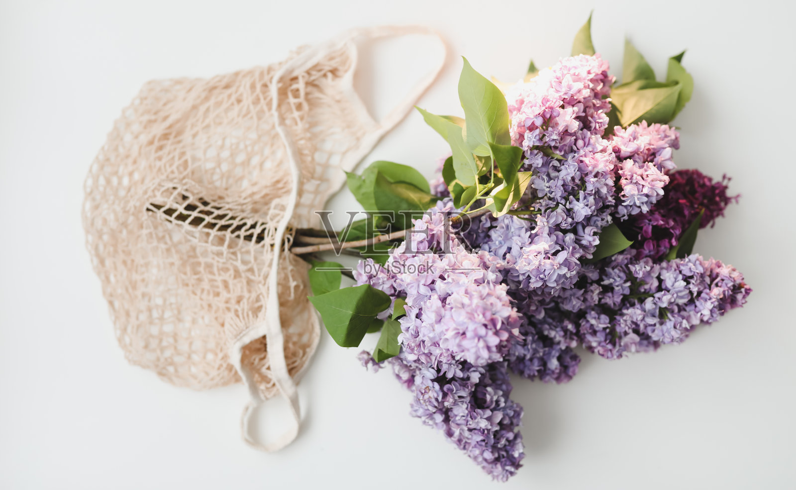 家庭室内装饰,一束紫丁香在桌面视图照片摄影图片