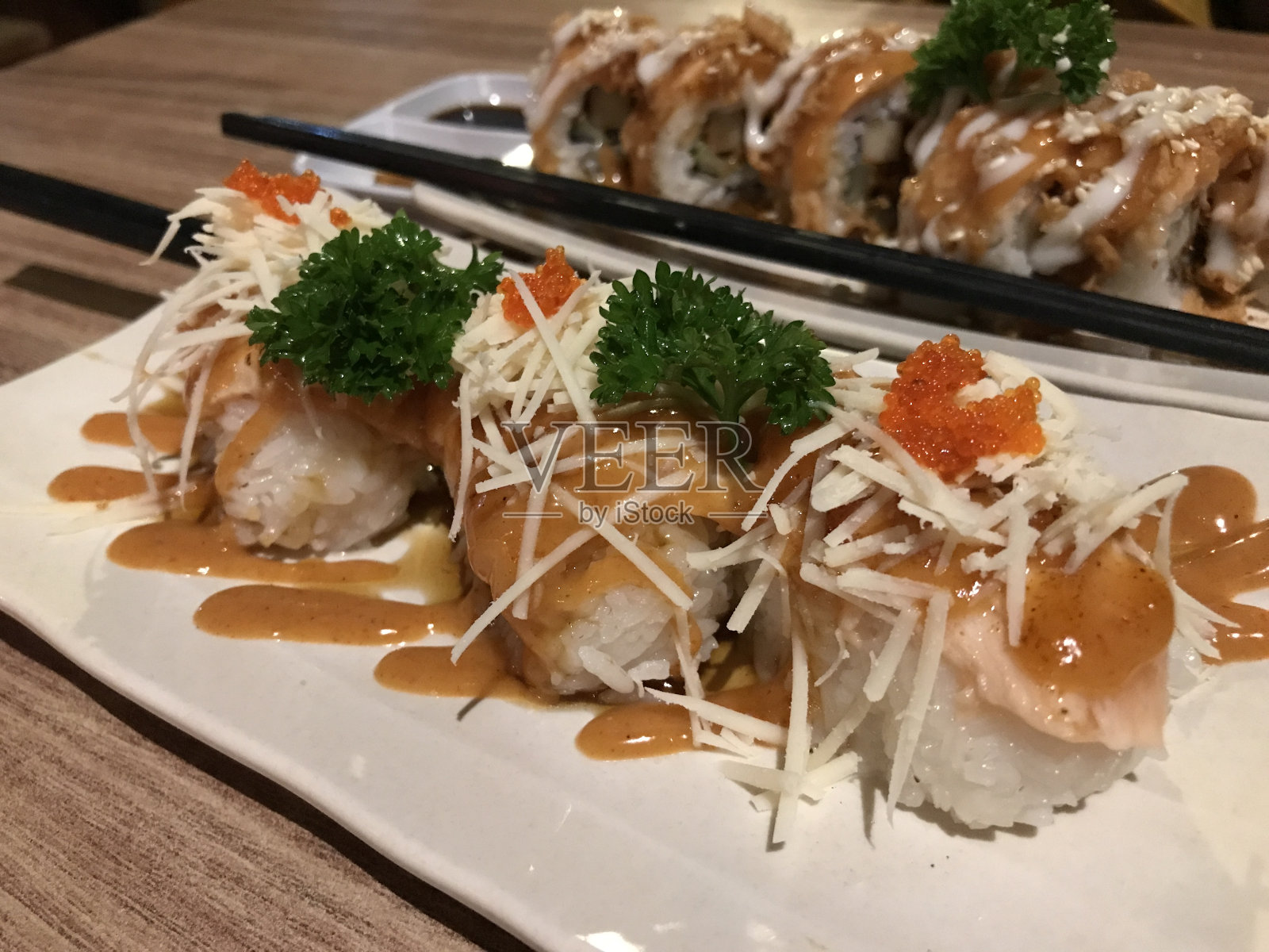 三文鱼寿司配鸡蛋、鱼和奶酪照片摄影图片