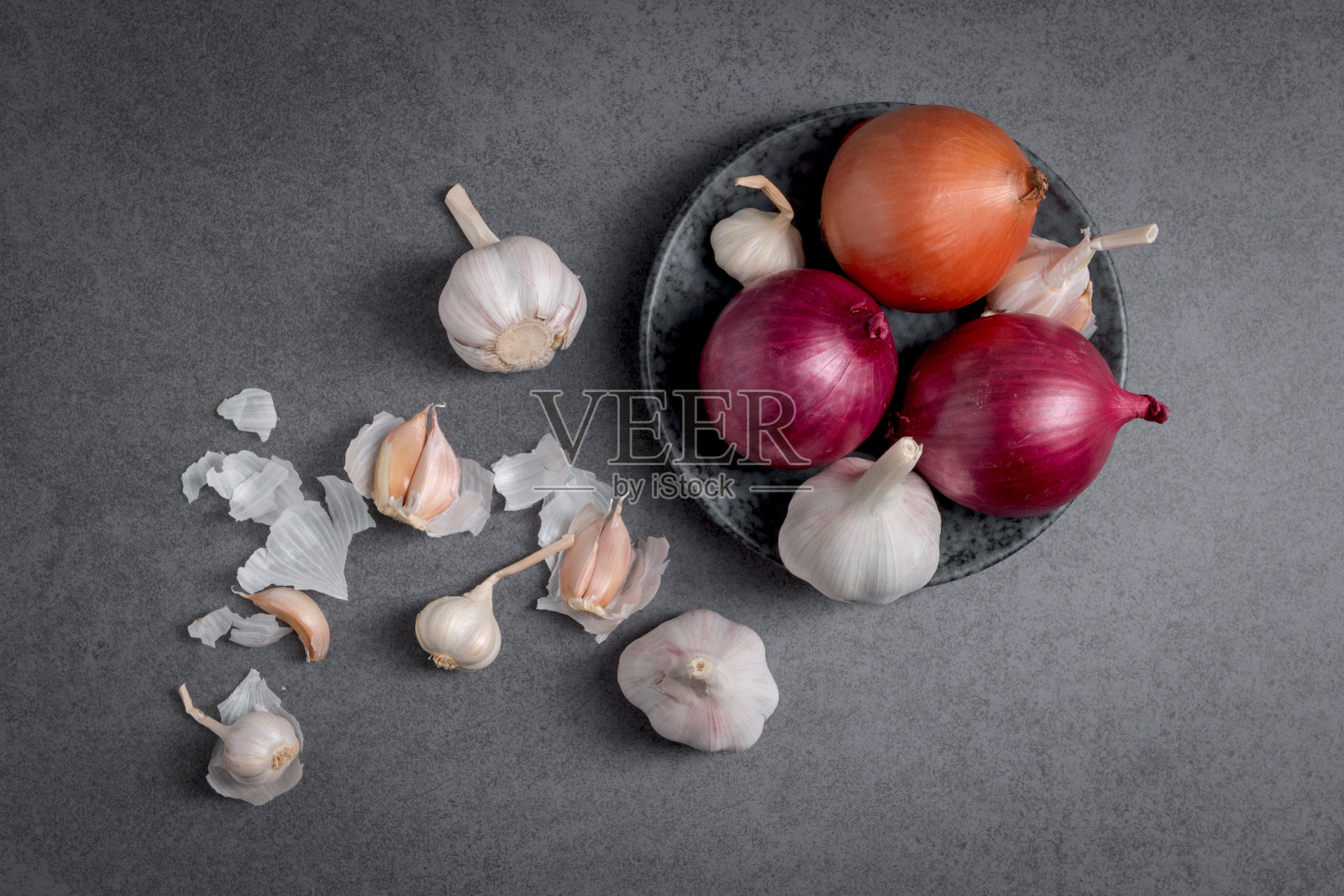 香草和香料概念。大蒜,洋葱,辣椒,放在木桌上。食品配料。照片摄影图片