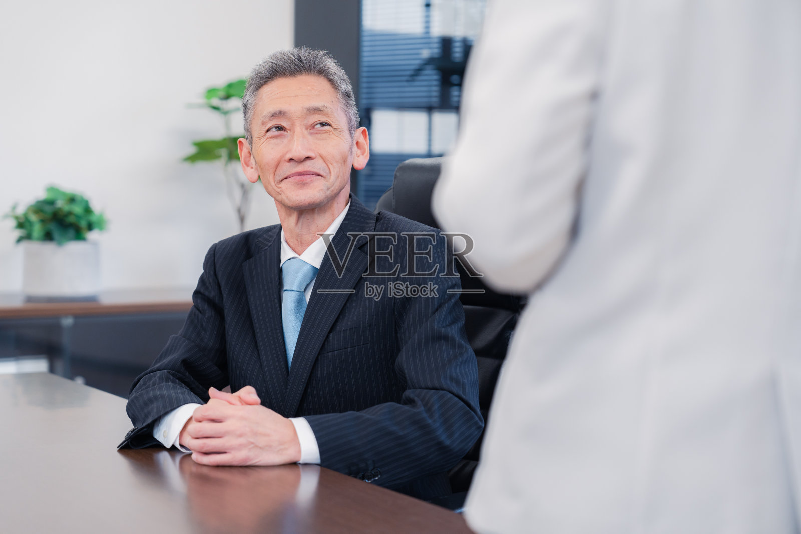 会议室里一位面带微笑的公司高管照片摄影图片