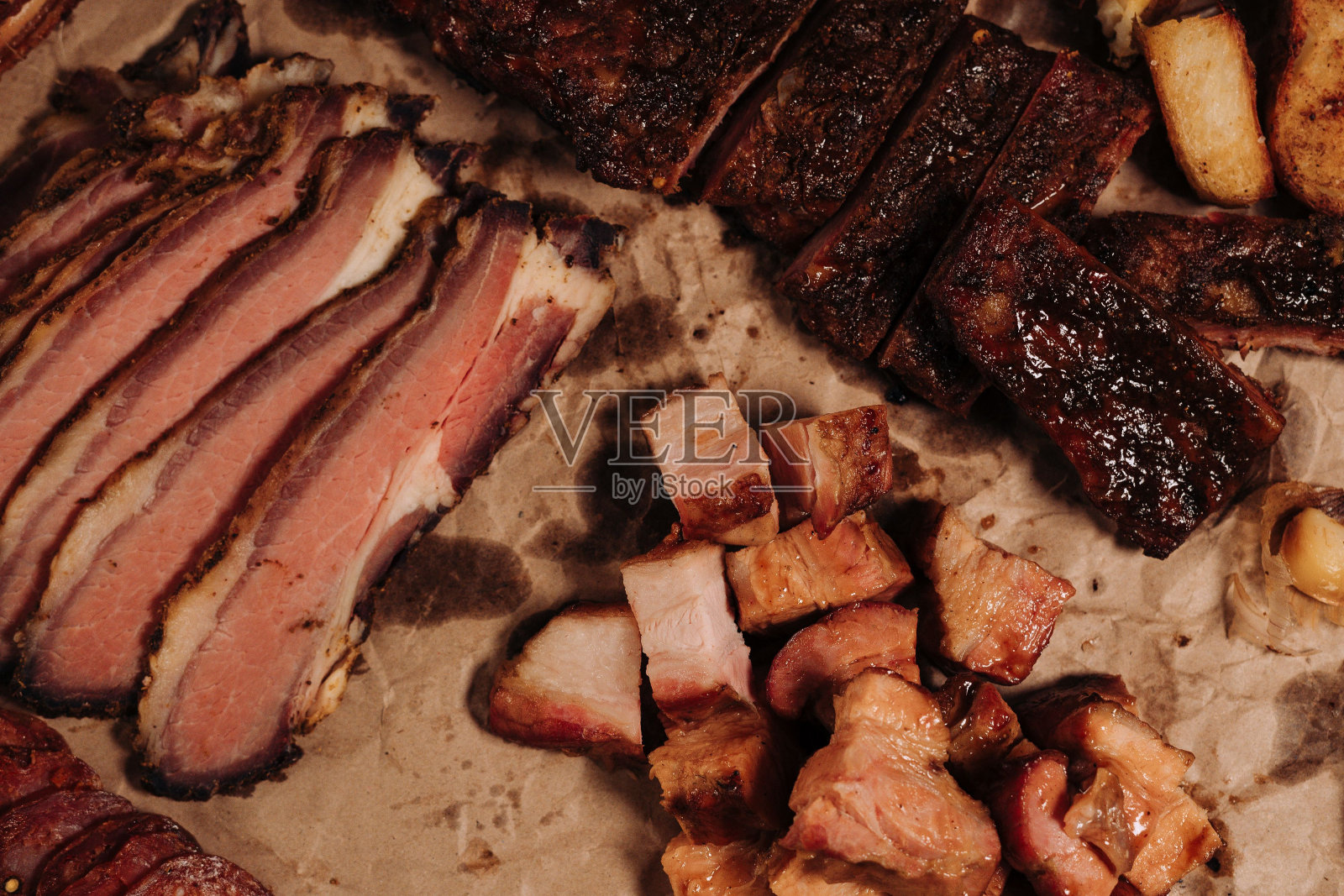 一张皱褶的纸,上面放着香肠和牛排照片摄影图片