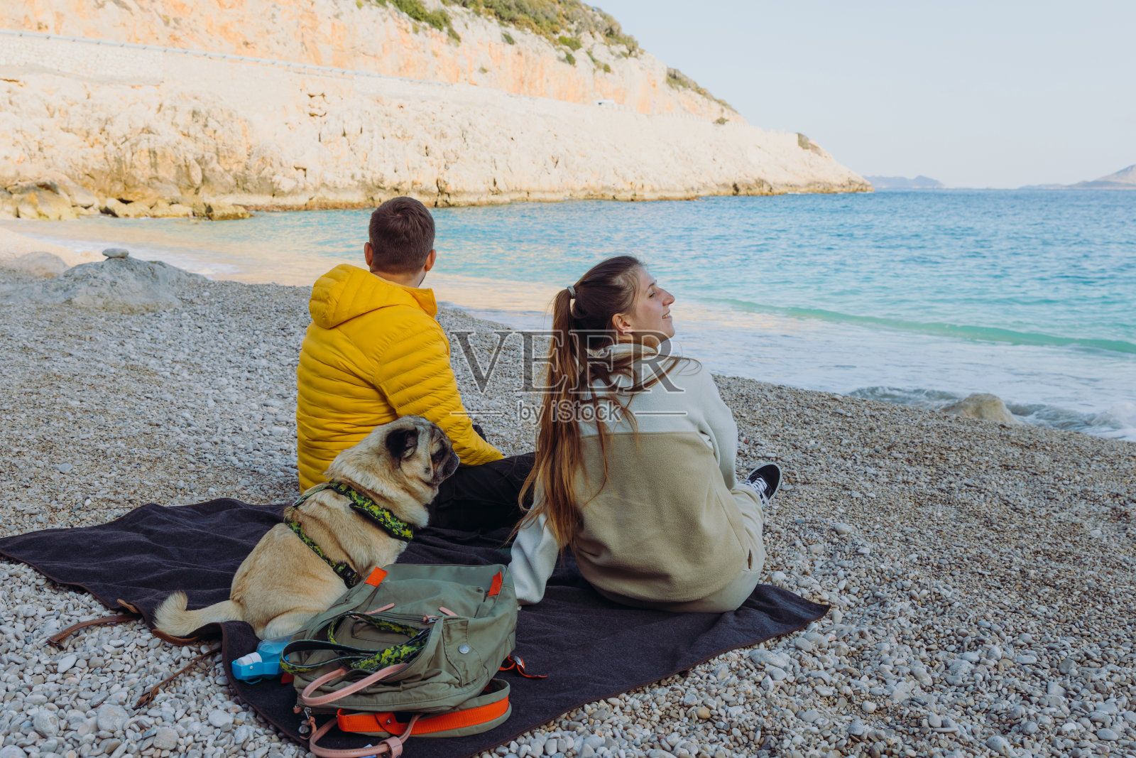 幸福的夫妇和狗在土耳其的海滩上沉思春天照片摄影图片
