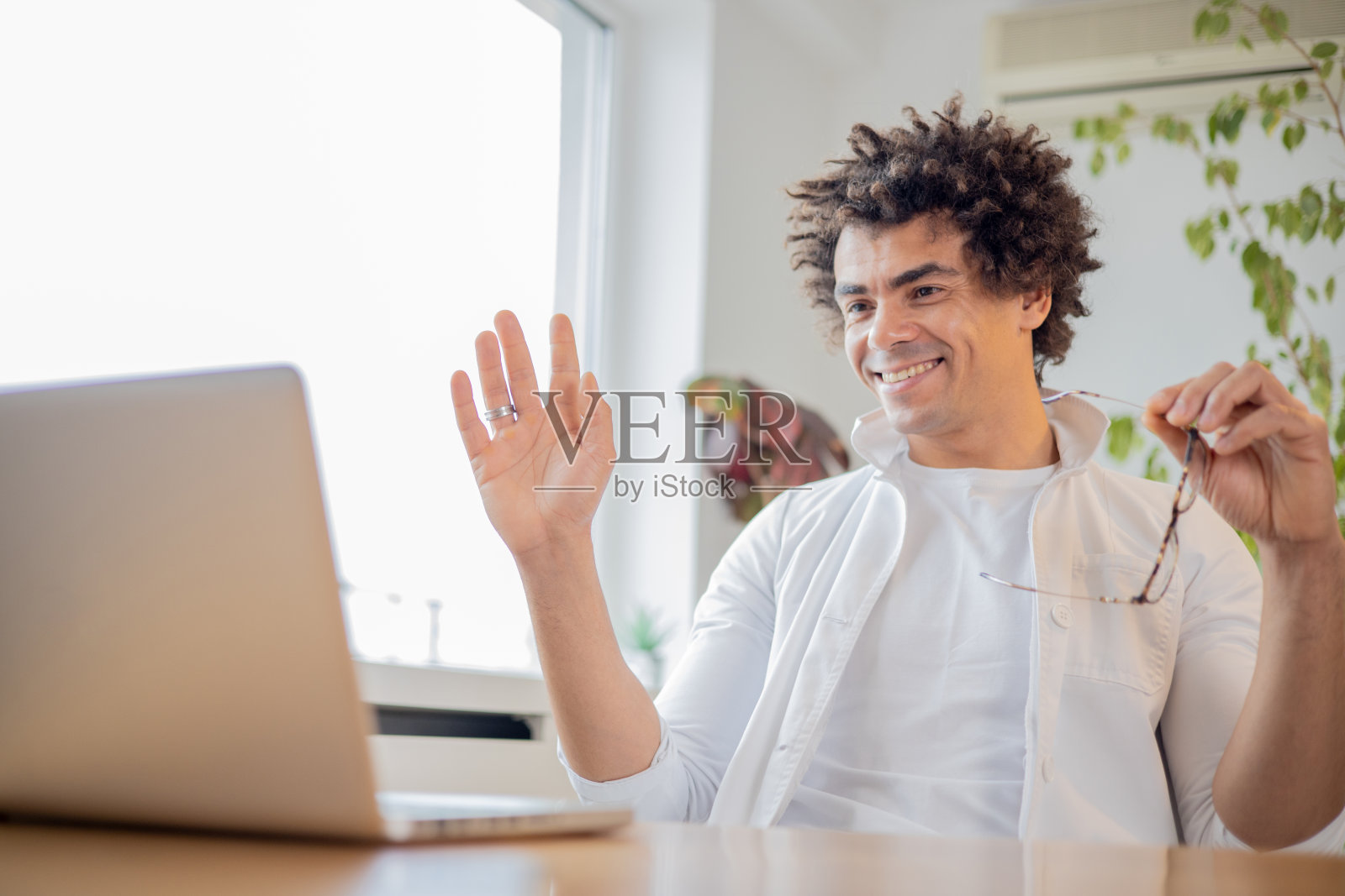 医生和病人视频通话照片摄影图片