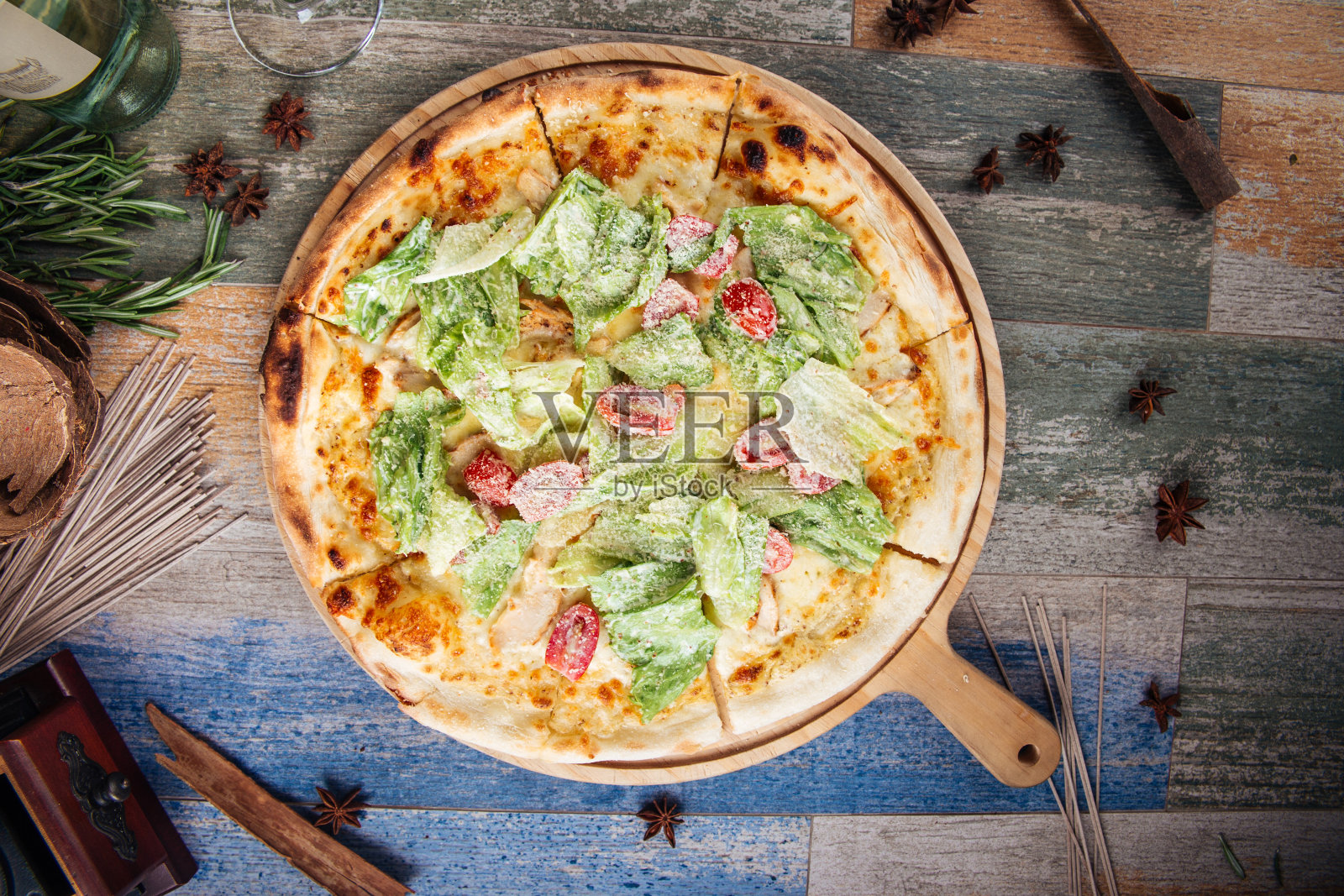 凯撒披萨配卷心沙拉和西红柿照片摄影图片