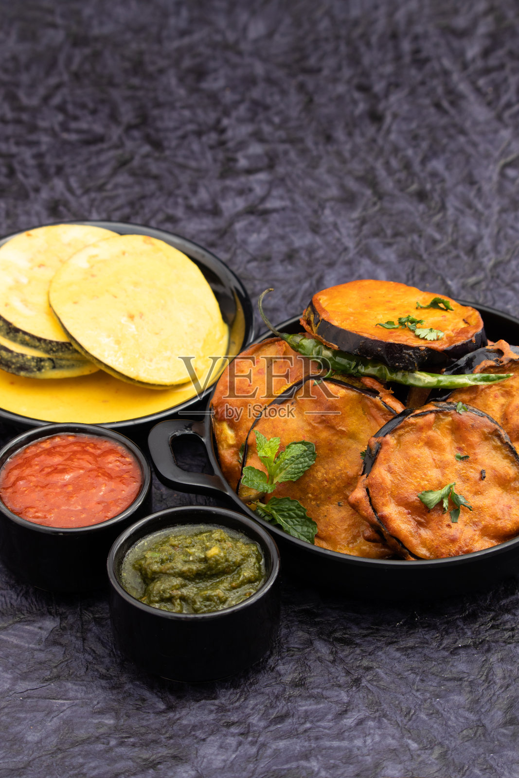 孟加拉茄子Pakoda被称为开始Bhaja, Baingan Tawa油炸准备的茄子片腌制鹰嘴豆粉,热香料Garam Masala。享受在洒红节,纳瓦拉特拉,杜尔迦普贾,排灯节照片摄影图片