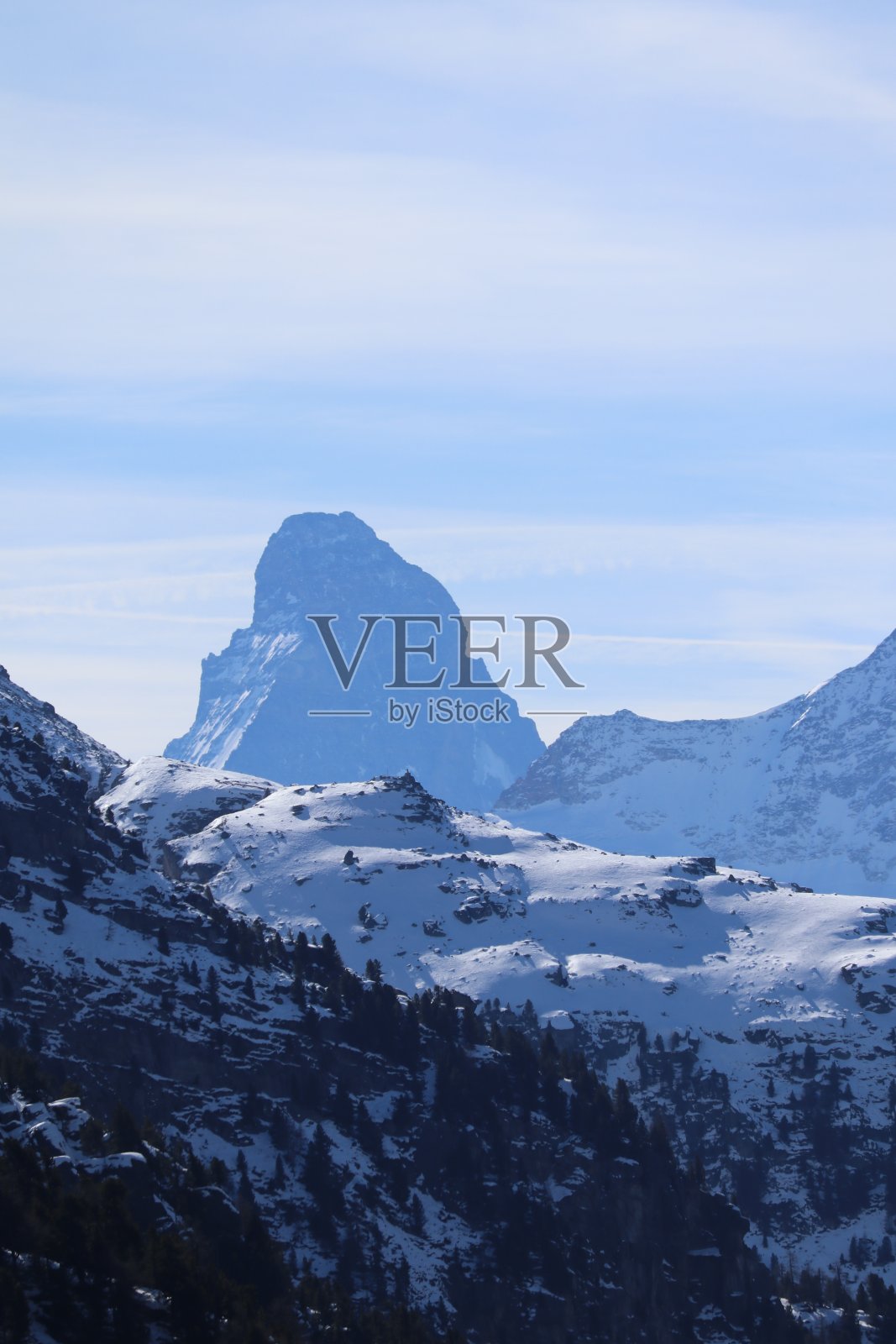 世界著名的马特洪峰在冬天照片摄影图片