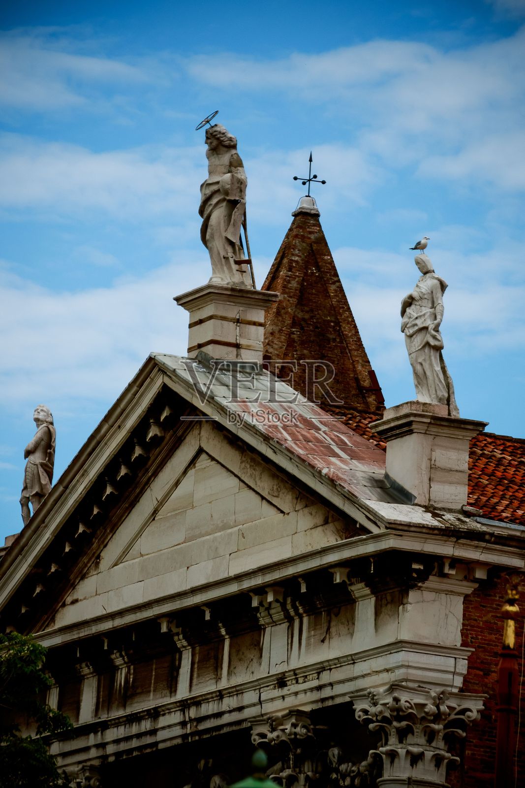 意大利威尼斯圣维达尔教堂的特写镜头,背景是蓝色多云的天空照片摄影图片