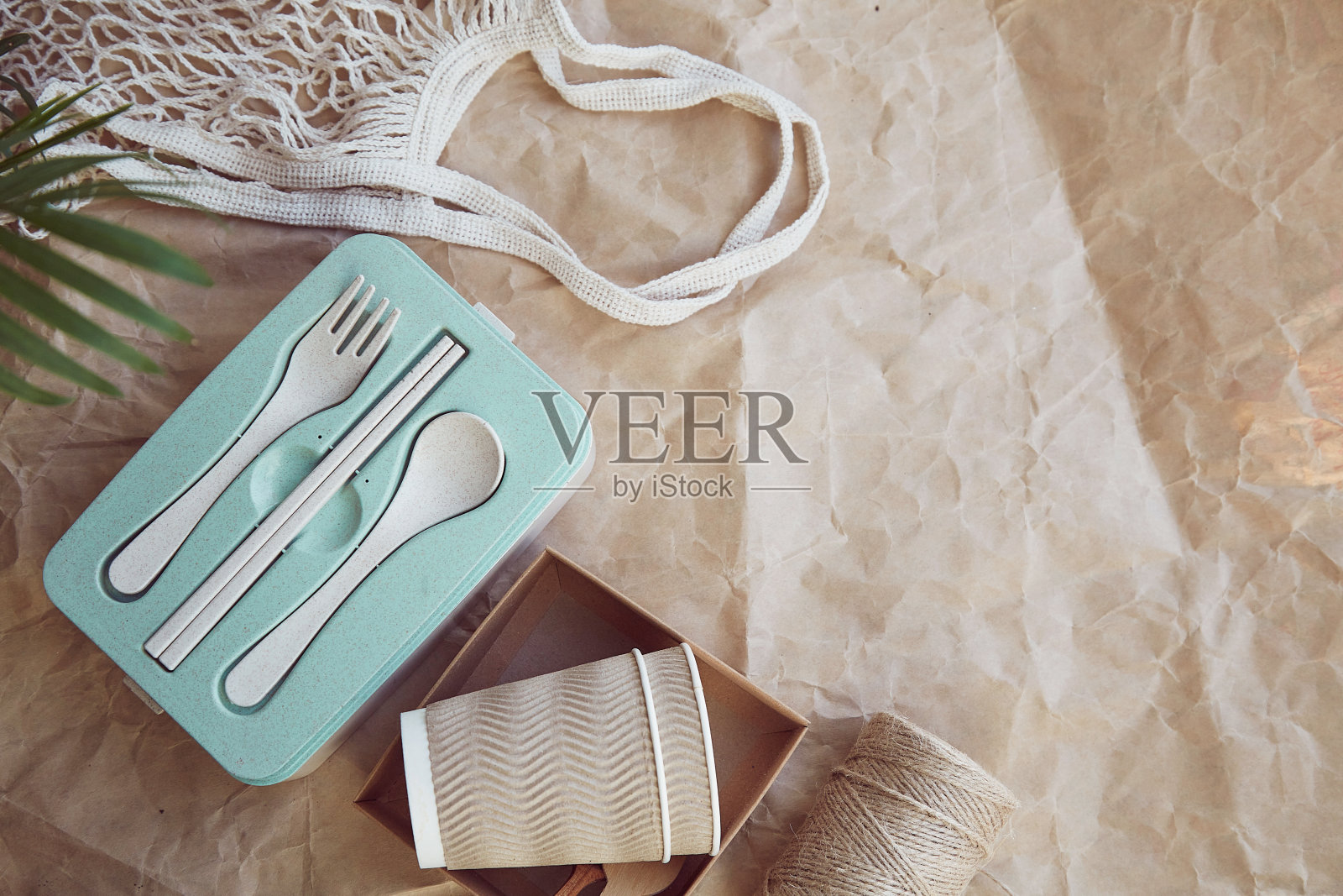 环保,零浪费,无塑料餐具,纸板杯。环保购物袋在皱巴巴的纸。可持续的生活方式照片摄影图片