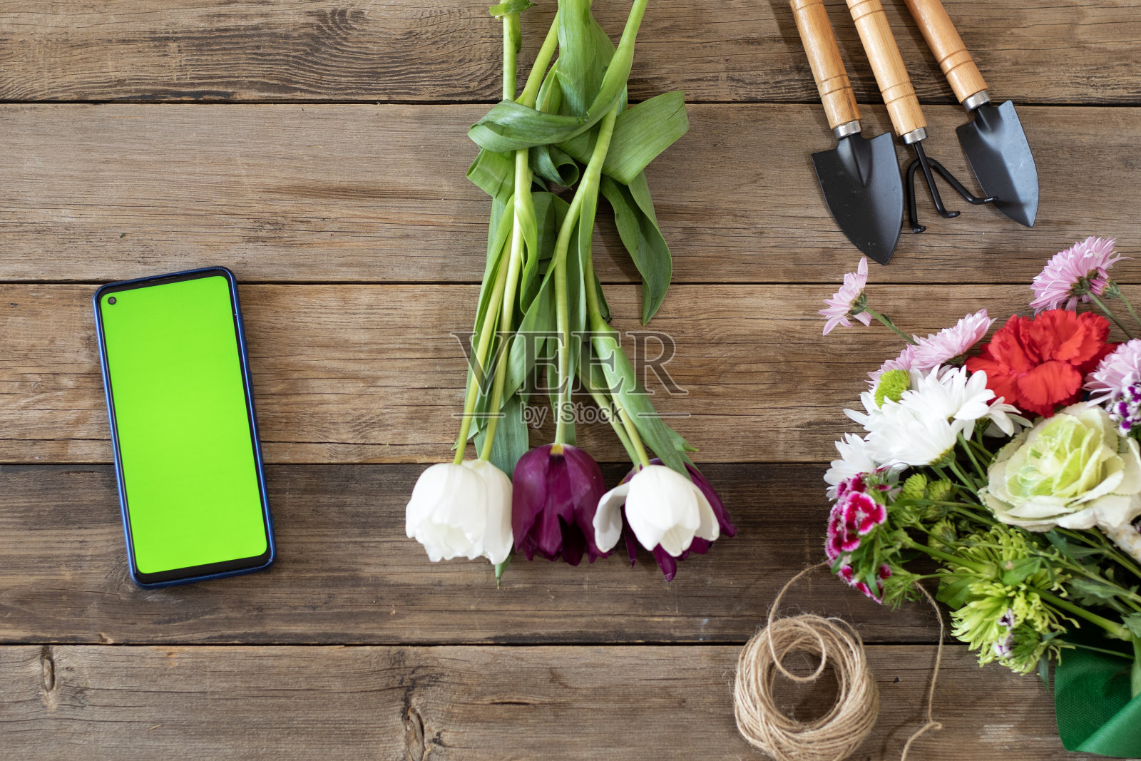 一名花商正在展示一个设备屏幕照片摄影图片