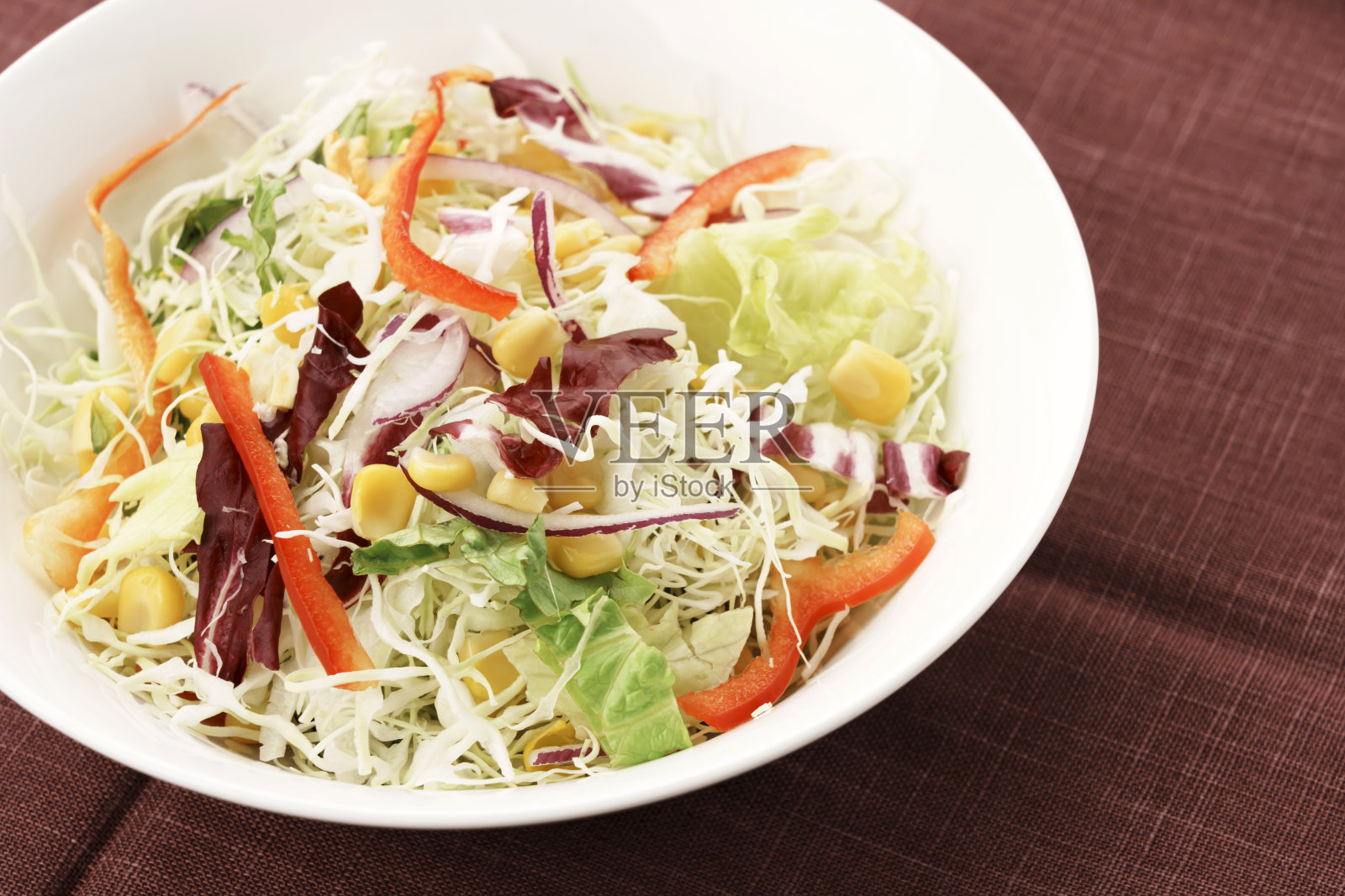 卷心菜丝和彩色蔬菜沙拉照片摄影图片