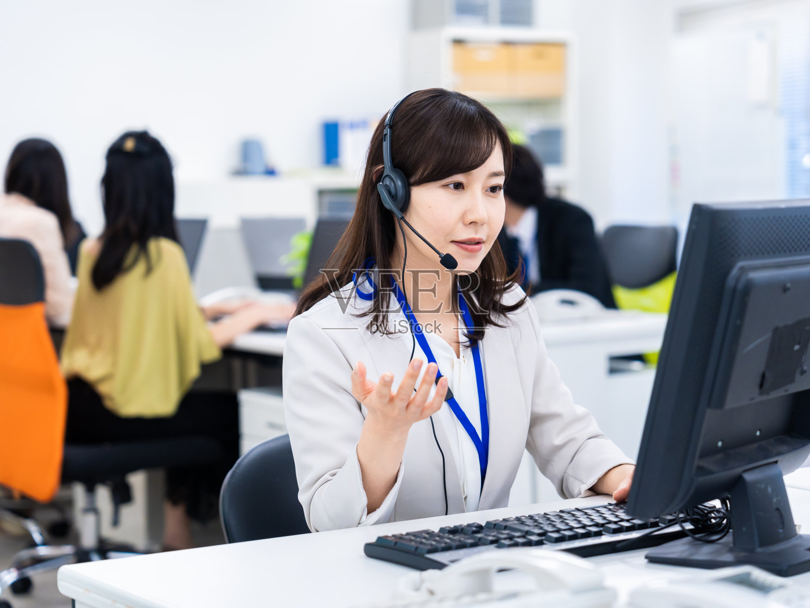 一个女人在办公室开远程会议照片摄影图片