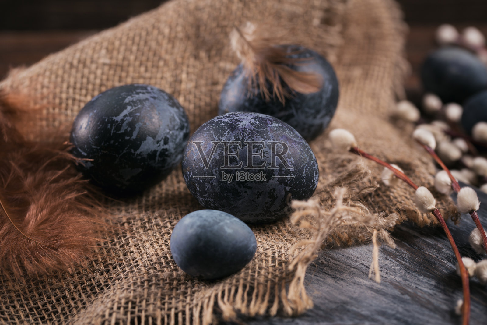 用蓝色手绘的复活节彩蛋照片摄影图片