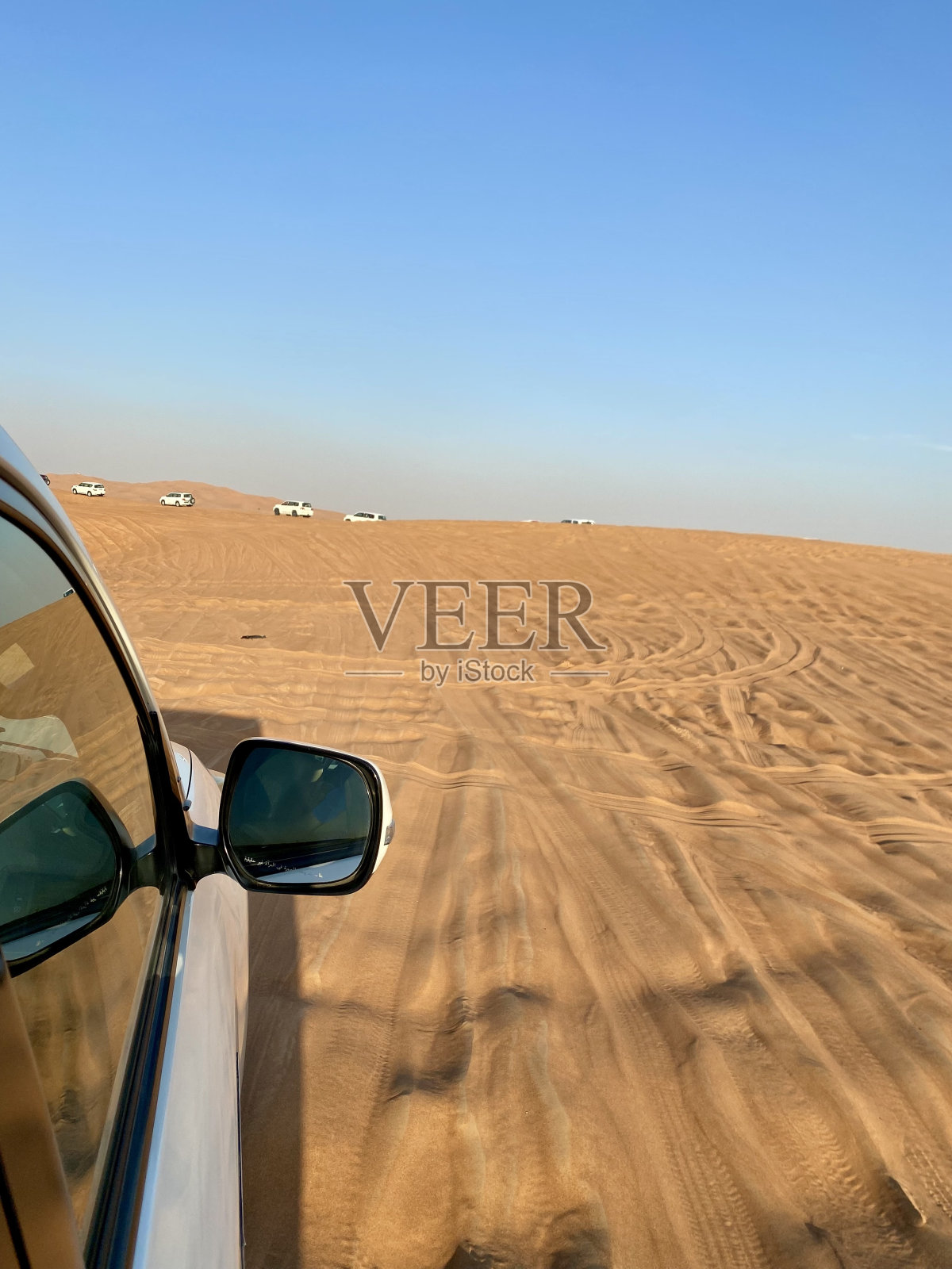 晴空下的沙漠风光照片摄影图片