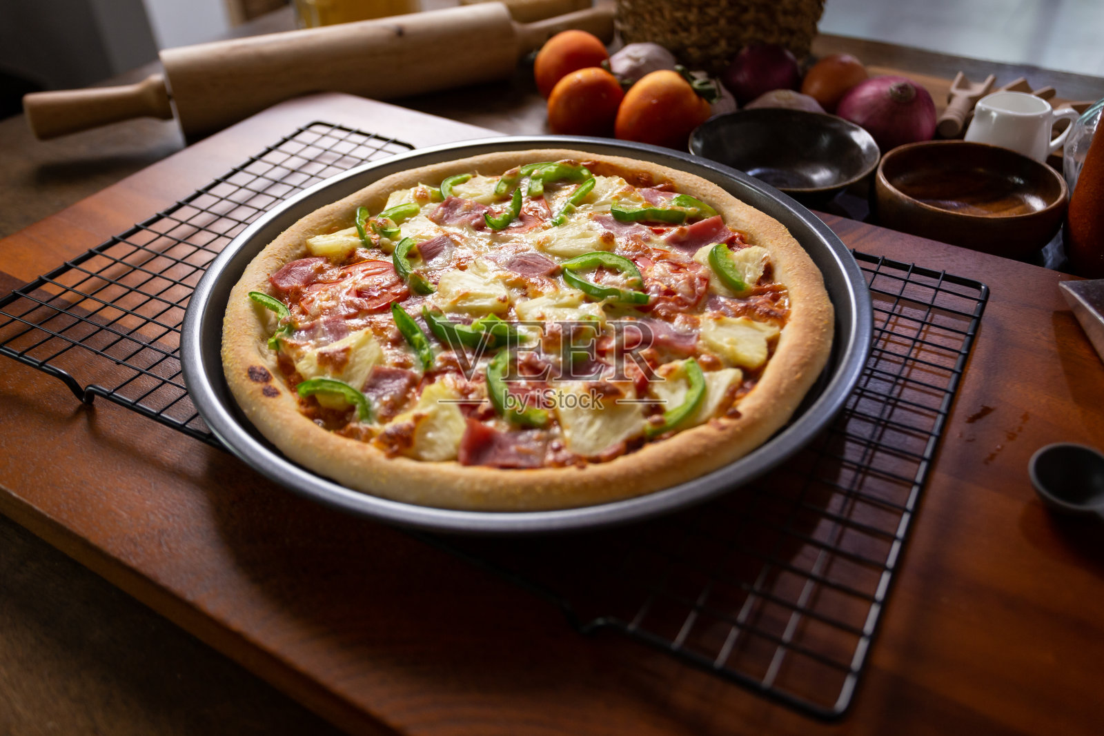 在木桌上新鲜烘焙的自制披萨与食材和香料的俯视图。美味的意大利披萨已经准备好了。照片摄影图片