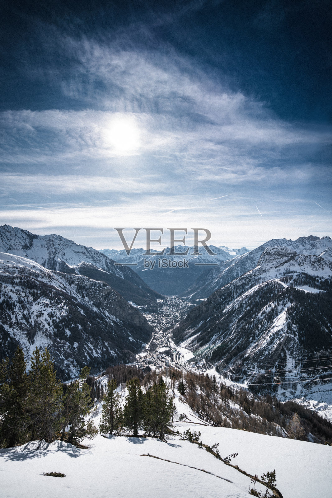 整个山谷的Courmayeur鸟瞰图照片摄影图片