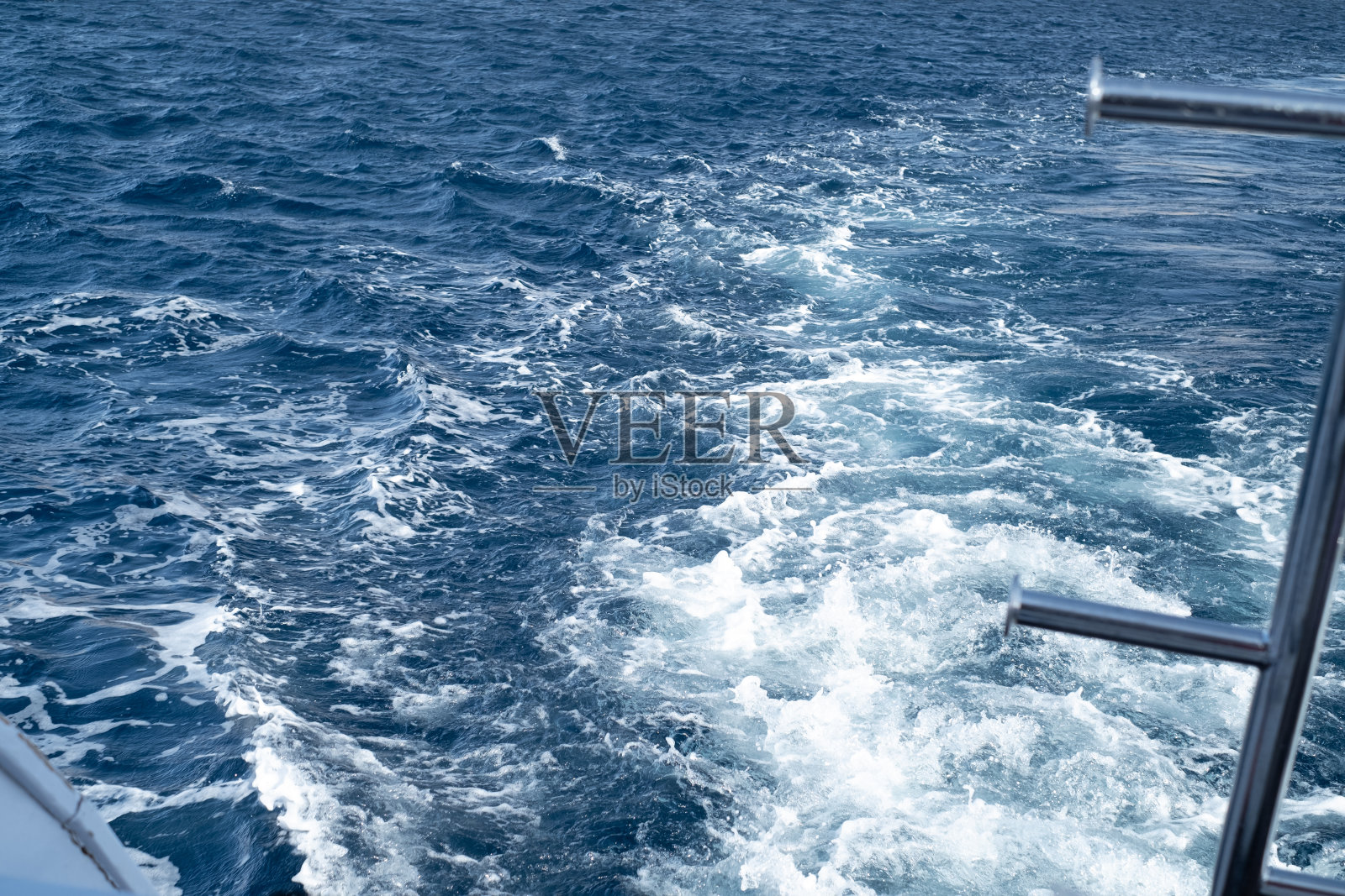 汽艇后面水上的小路。一艘快速移动的摩托艇后面水面上的路径照片摄影图片