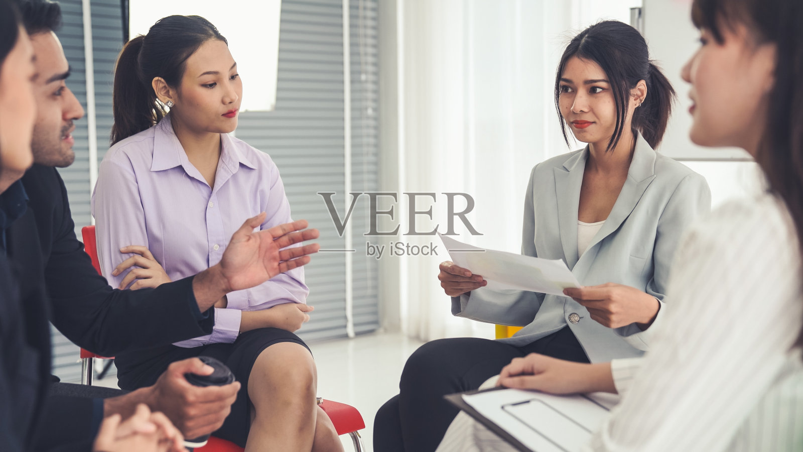 商务人士围坐在一起熟练地讨论工作项目。公司业务团队协作概念。照片摄影图片