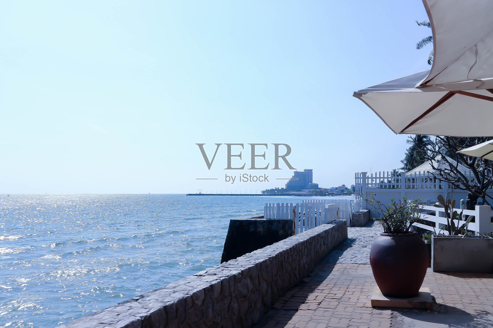 沙滩伞,大海和天空照片摄影图片