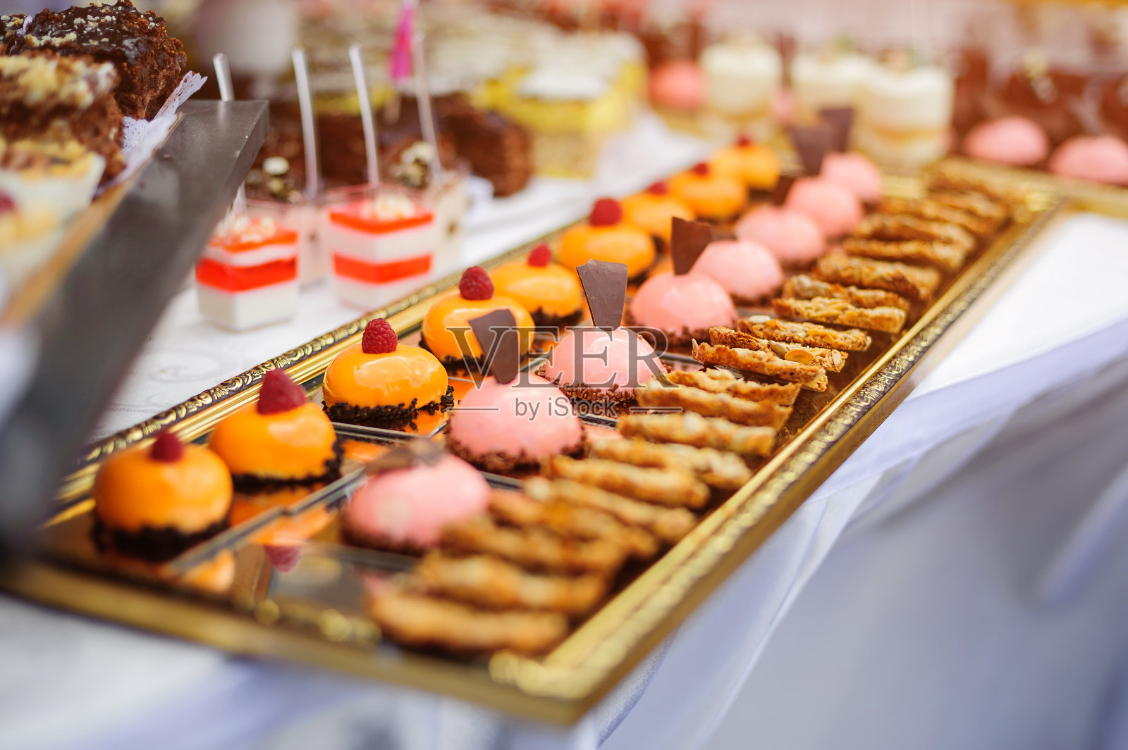 糖果棒上有美味的甜点。照片摄影图片