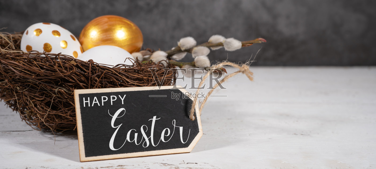 复活节快乐背景旗帜节日问候cad特写金色复活节蛋和柳絮在复活节巢在白色木桌照片摄影图片