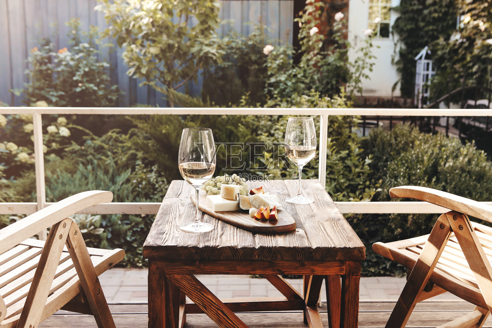 阳台上摆有酒和食物的桌子照片摄影图片