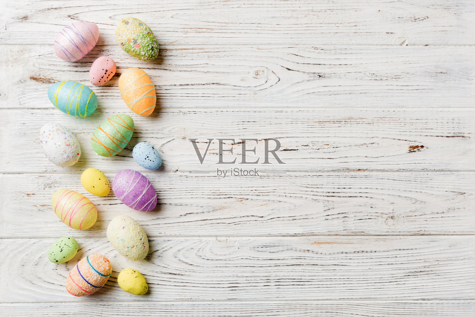 复活节快乐的概念。准备度假。彩色背景上的复活节彩蛋。平铺顶视图复制空间横幅照片摄影图片