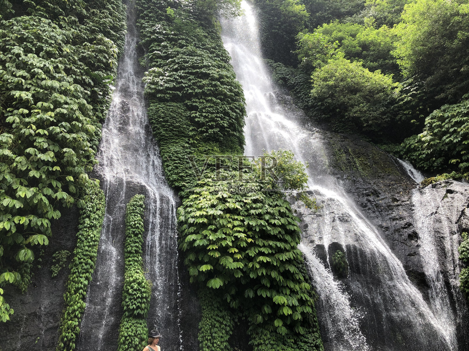 banyumala瀑布的泉水照片摄影图片