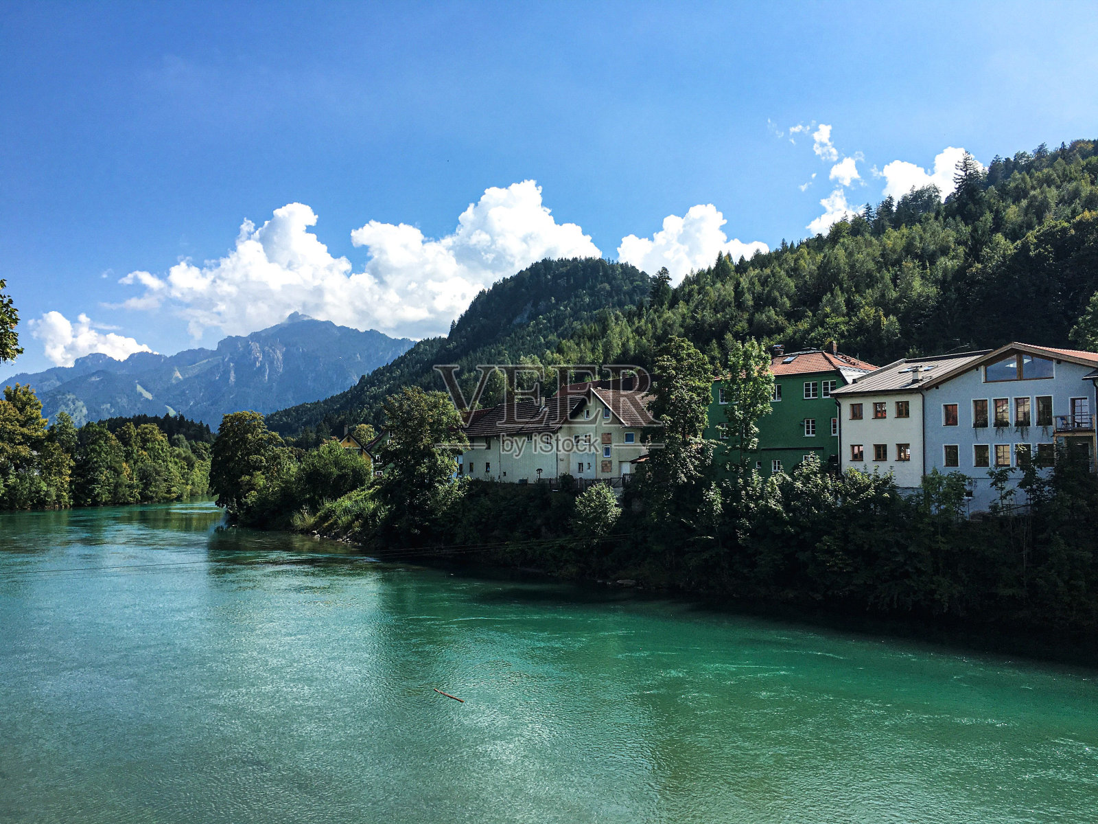 德国巴伐利亚州一个小镇的河岸上的美丽建筑照片摄影图片