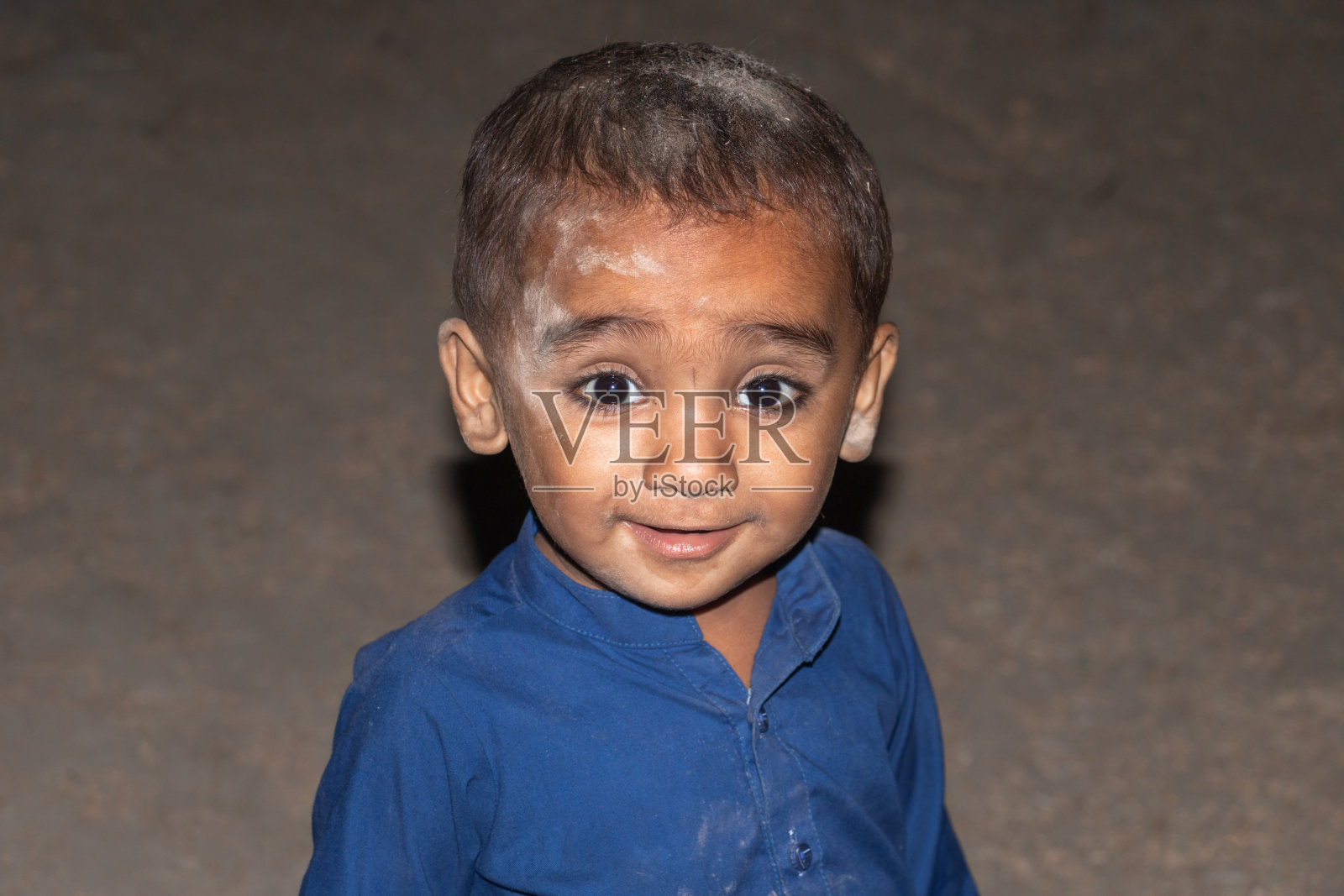 快乐的小男孩和孩子们玩耍照片摄影图片