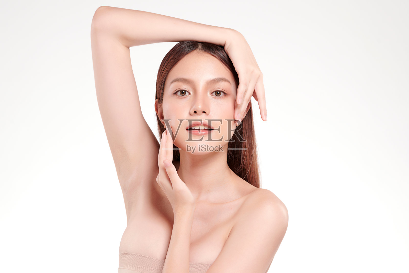 美丽年轻的亚洲女性与清洁新鲜的皮肤在白色的背景,面部护理,面部治疗,美容,美容和水疗,亚洲女性肖像。照片摄影图片