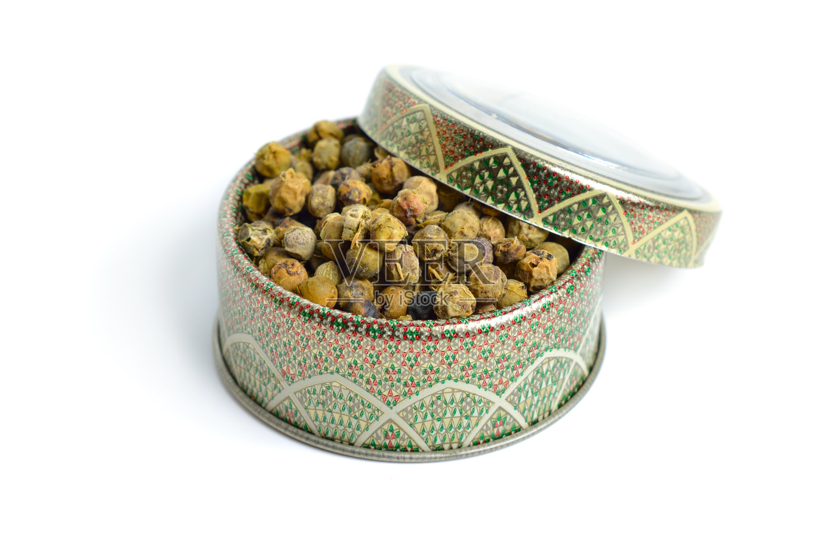 青椒或未成熟的黑胡椒。白色背景隔离照片摄影图片