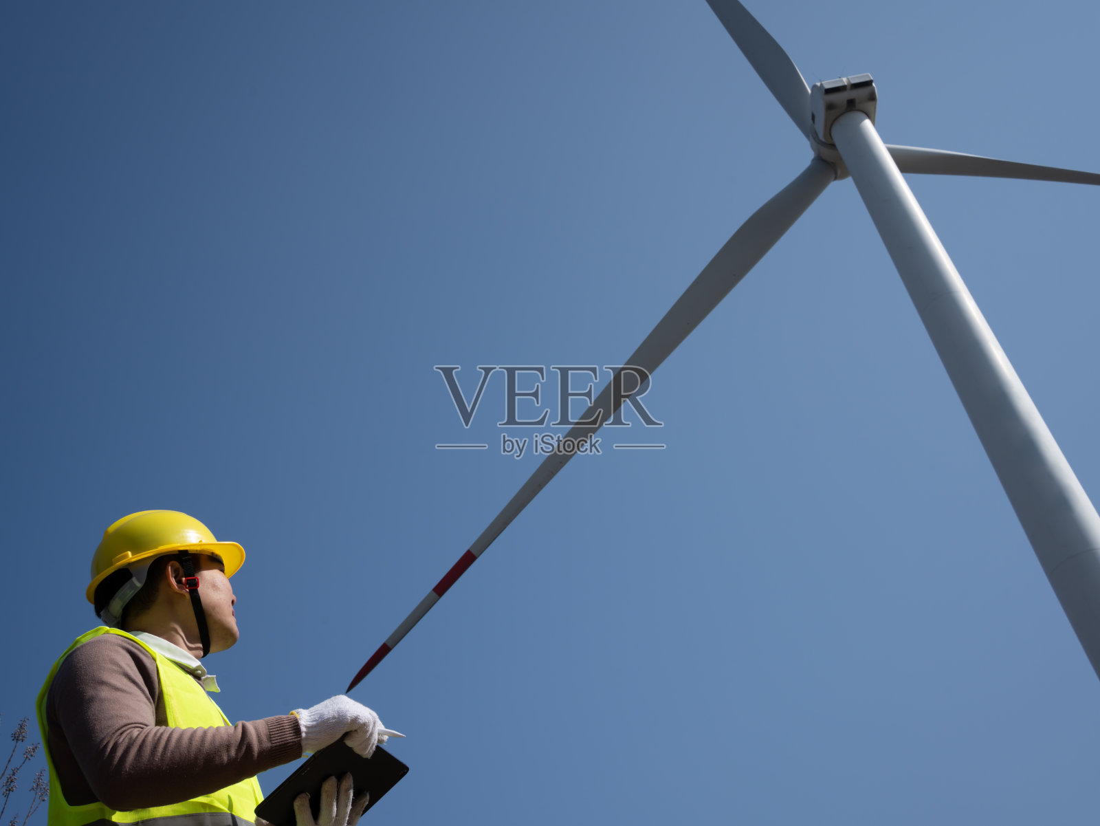 工人们正在检查风力发电站照片摄影图片