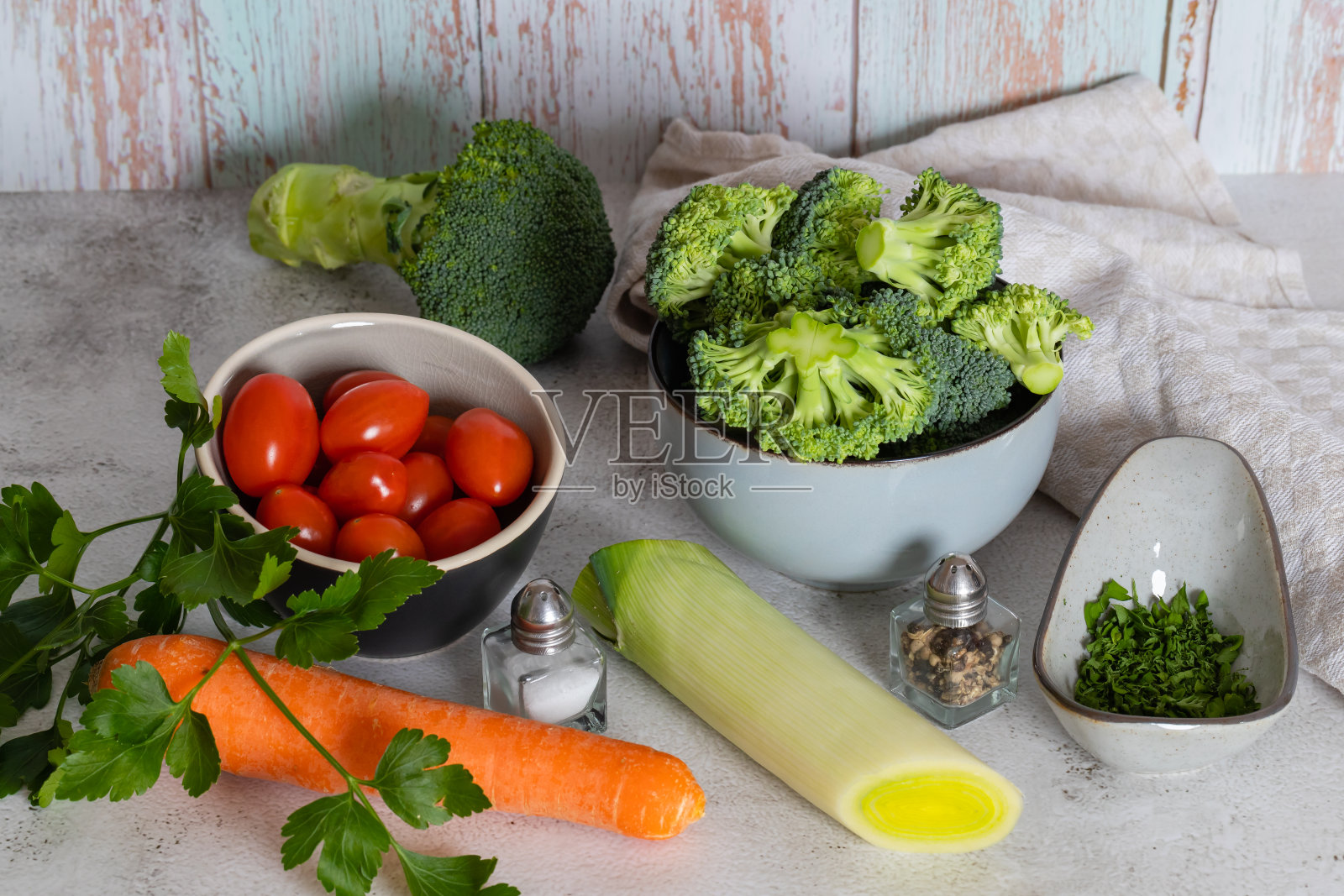 美味的花椰菜砂锅的配料放在浅色的桌子上。照片摄影图片