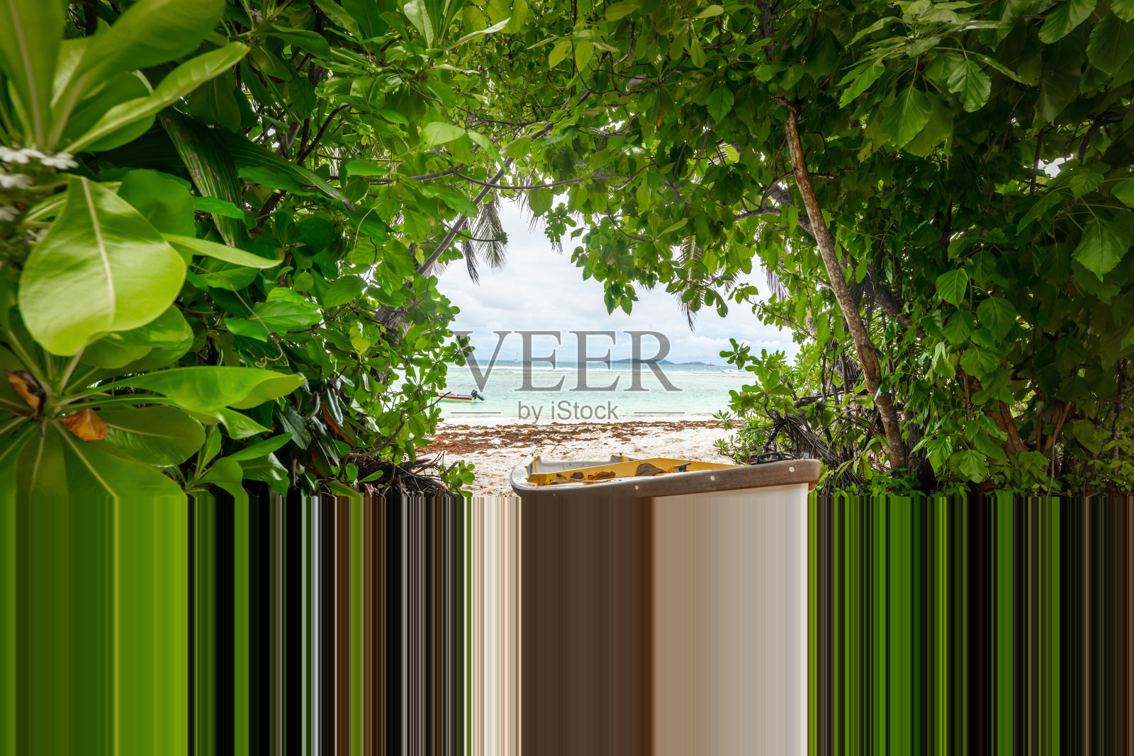 普拉林被植被包围的海滩船照片摄影图片