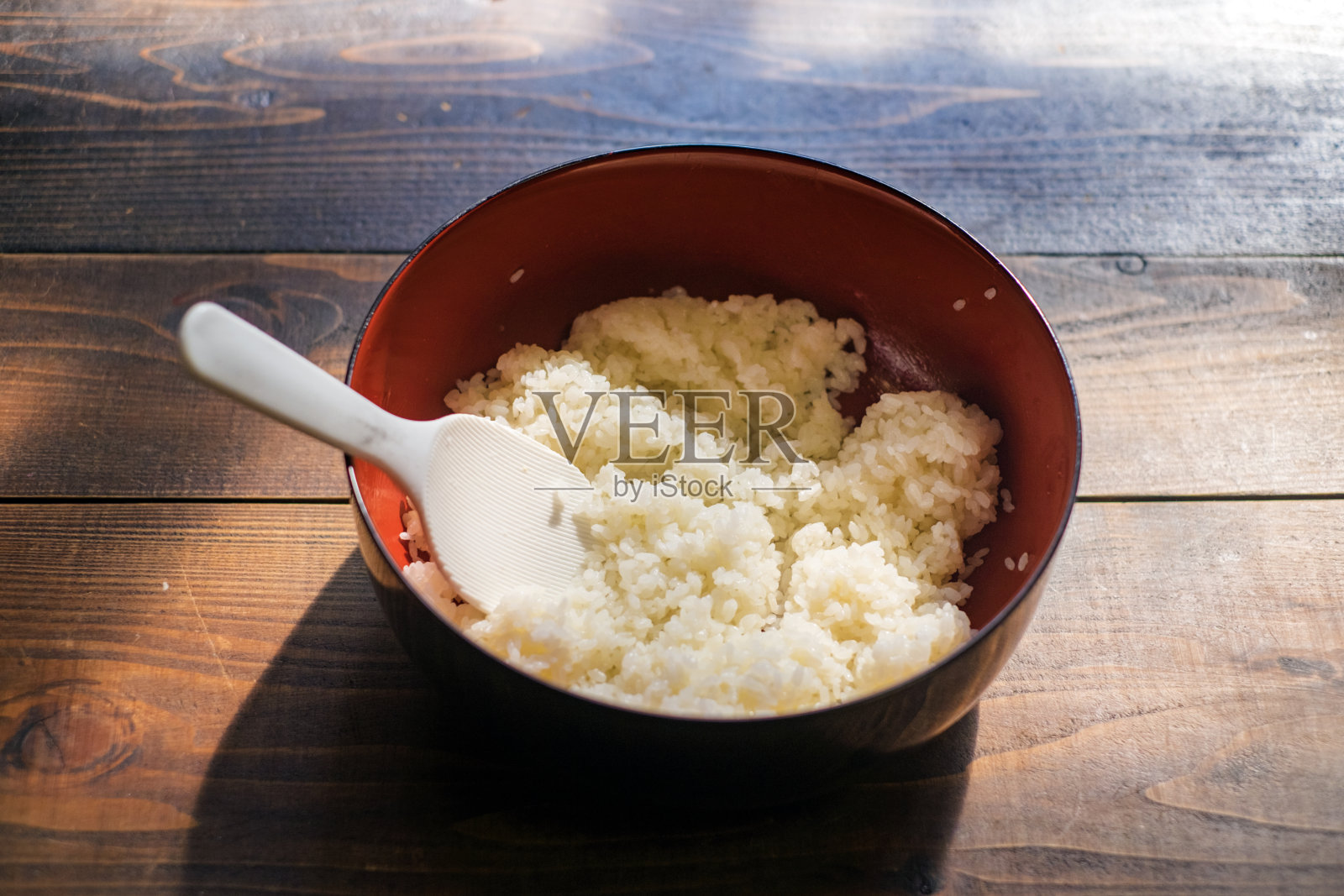 制作ehomaki,一道传统的日本料理。照片摄影图片