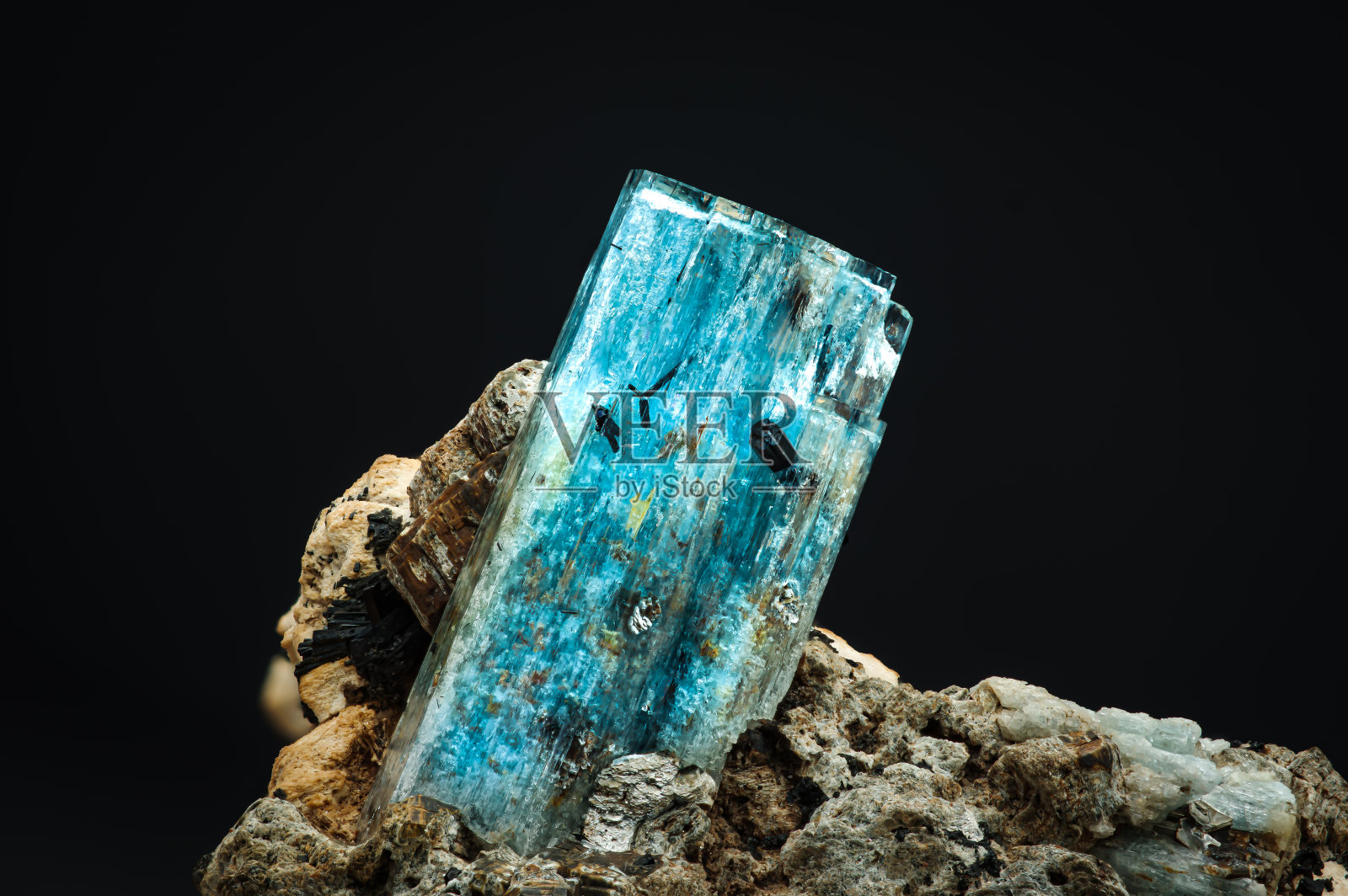 蓝色海蓝宝石与schorl(黑色电气石)夹杂照片摄影图片