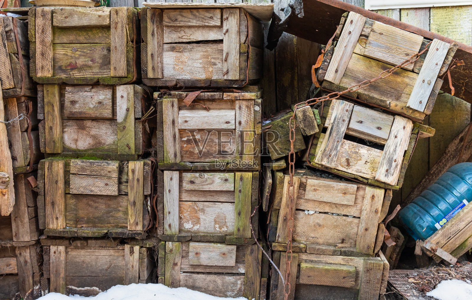 在户外,旧的木箱或盒子摞在一起照片摄影图片