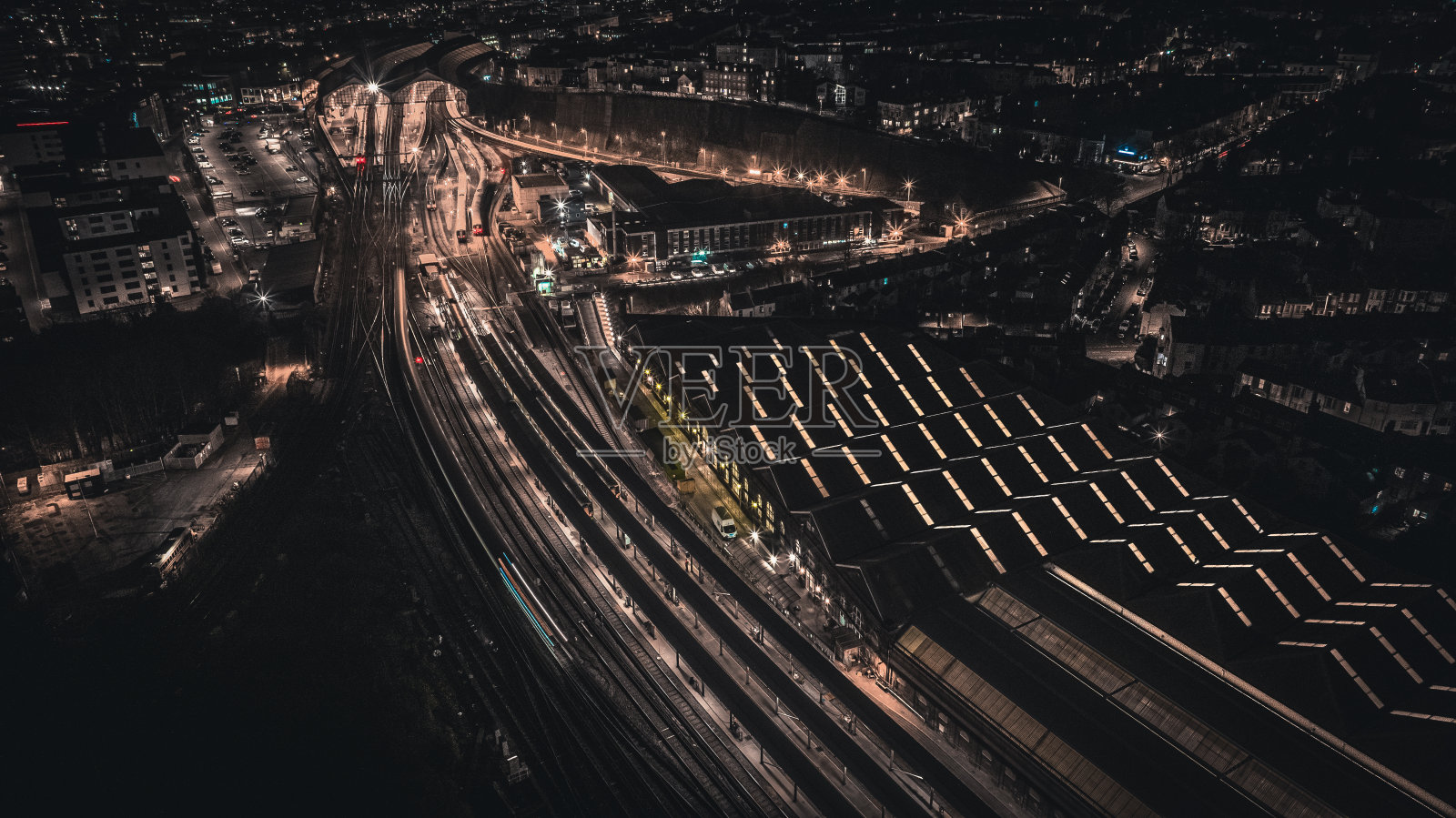 火车站和火车站夜间鸟瞰图。照片摄影图片