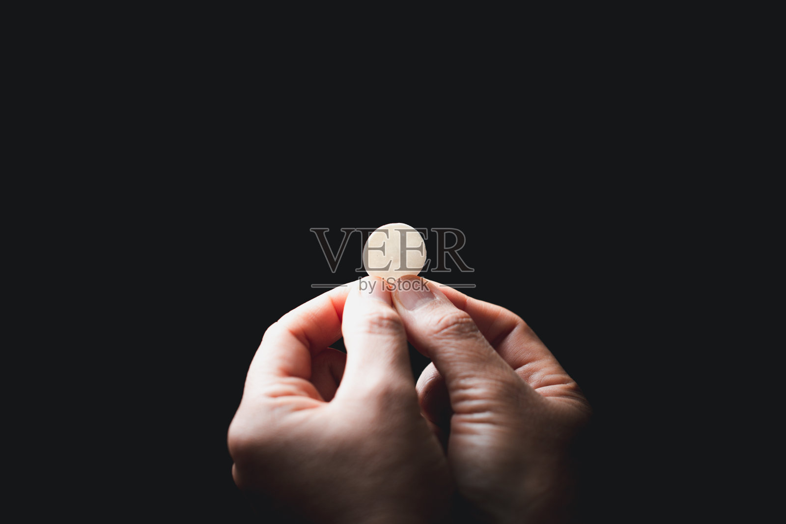 基督教圣餐或圣餐的概念。圣餐是由耶稣设立的圣礼。与门徒共进最后的晚餐。饼和酒是基督耶稣的身体和血。照片摄影图片