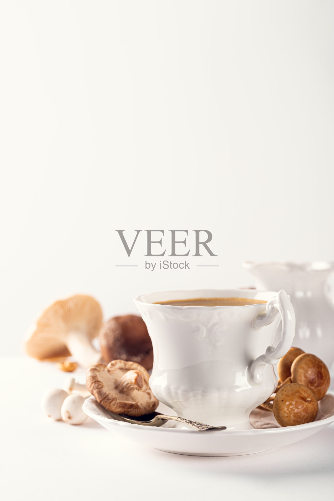 蘑菇咖啡在白瓷古董杯照片摄影图片