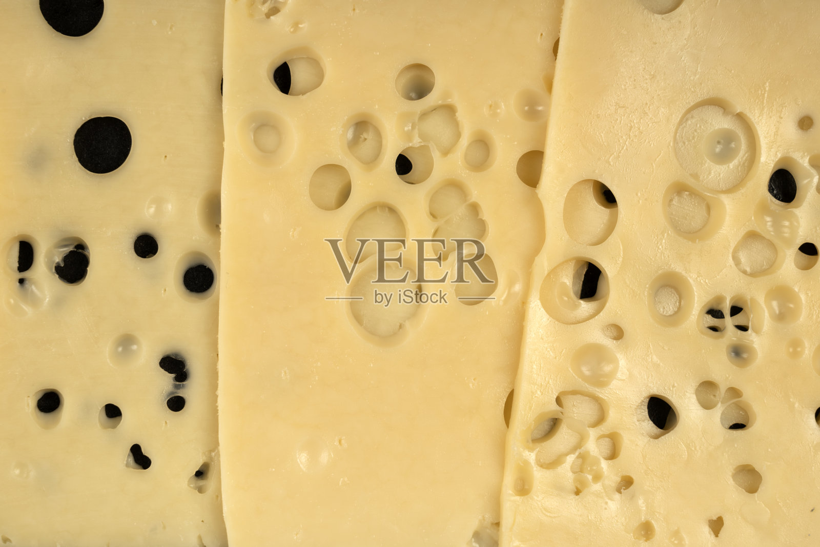黑色背景上拉多默奶酪的纹理特写照片摄影图片