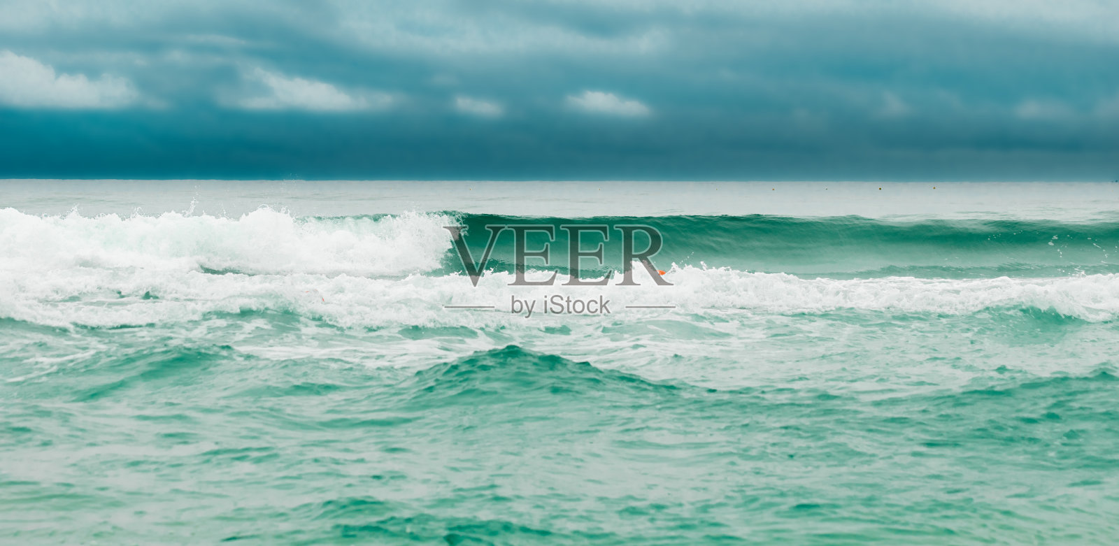 有海浪,天空略多云照片摄影图片