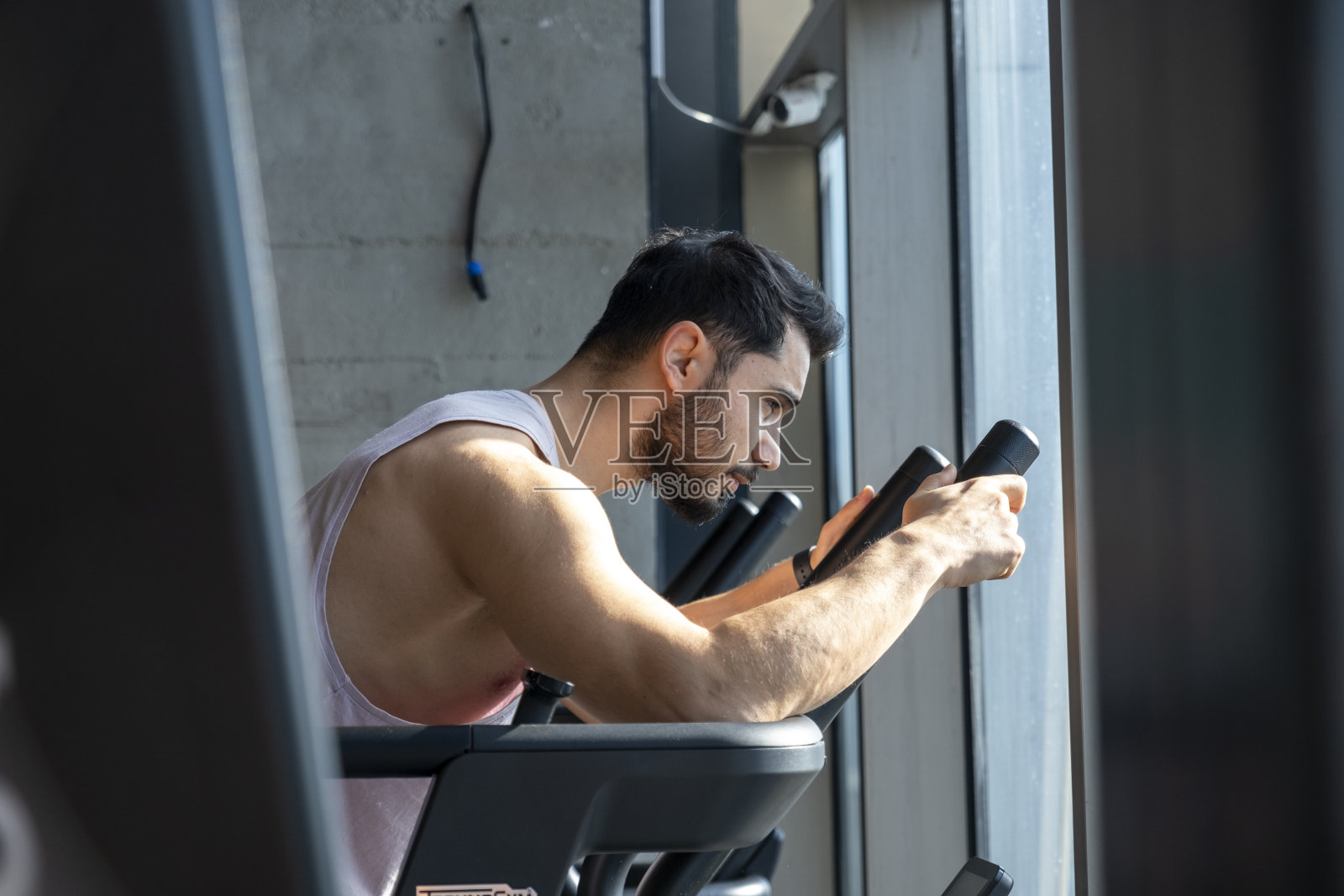 一个年轻人在健身房做有氧运动照片摄影图片