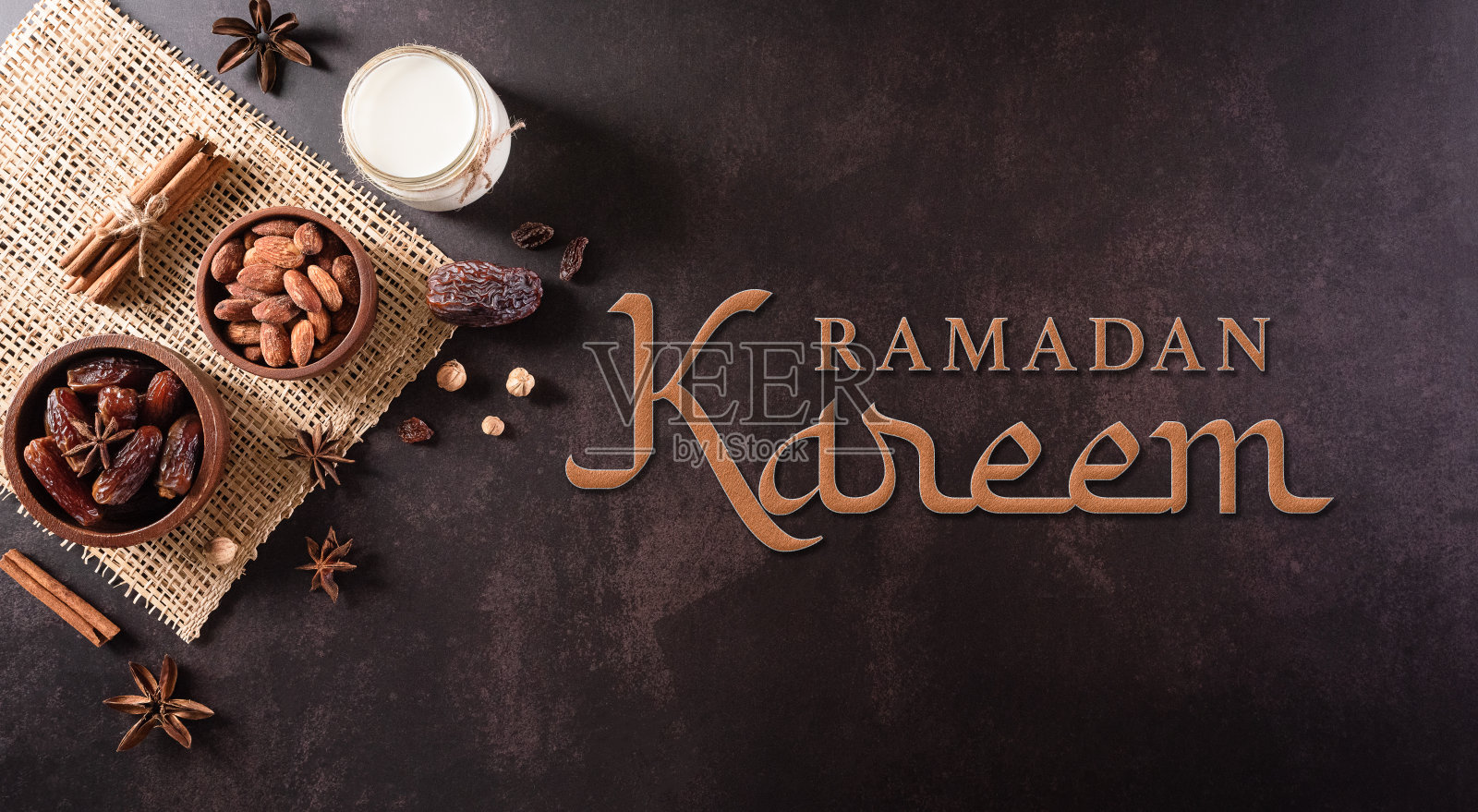 顶部视图的装饰斋月卡里姆,枣水果,牛奶,杏仁和文字在黑暗的石头背景。照片摄影图片