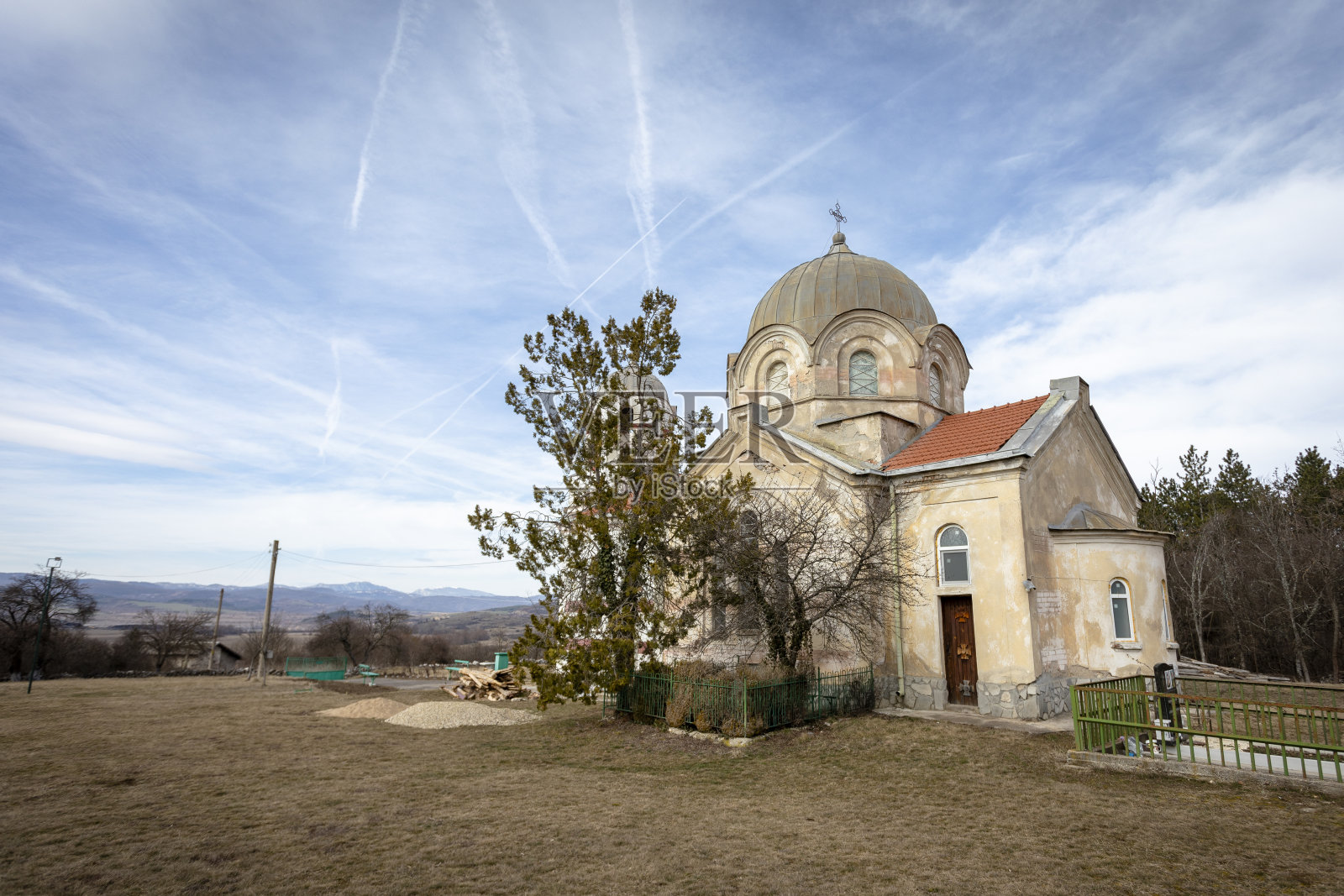 加贝尔村的圣三位一体教堂照片摄影图片