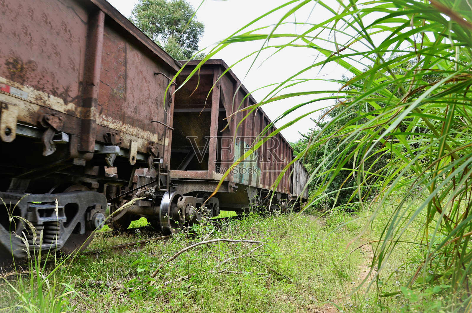 货运列车在乡间的铁轨上驶过照片摄影图片