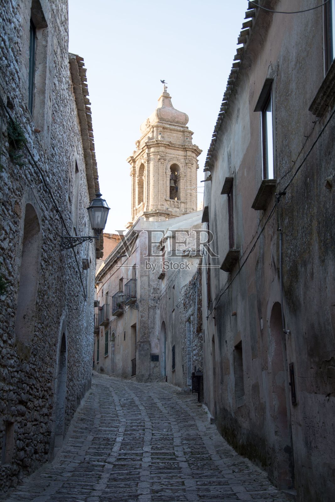 垂直拍摄的圣朱利亚诺教堂,背景是意大利埃利斯的蓝天照片摄影图片