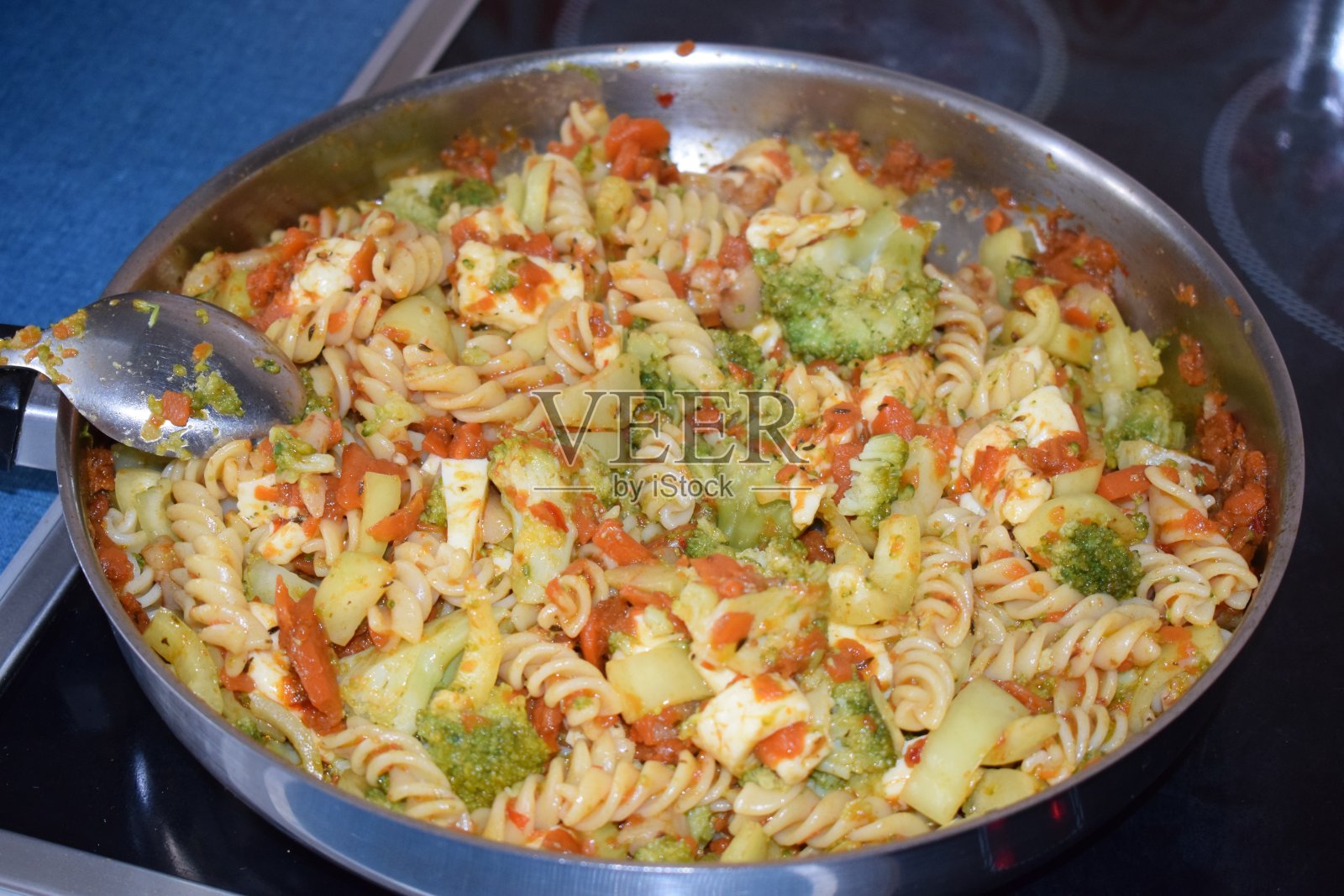 意大利面加胡萝卜和花椰菜照片摄影图片