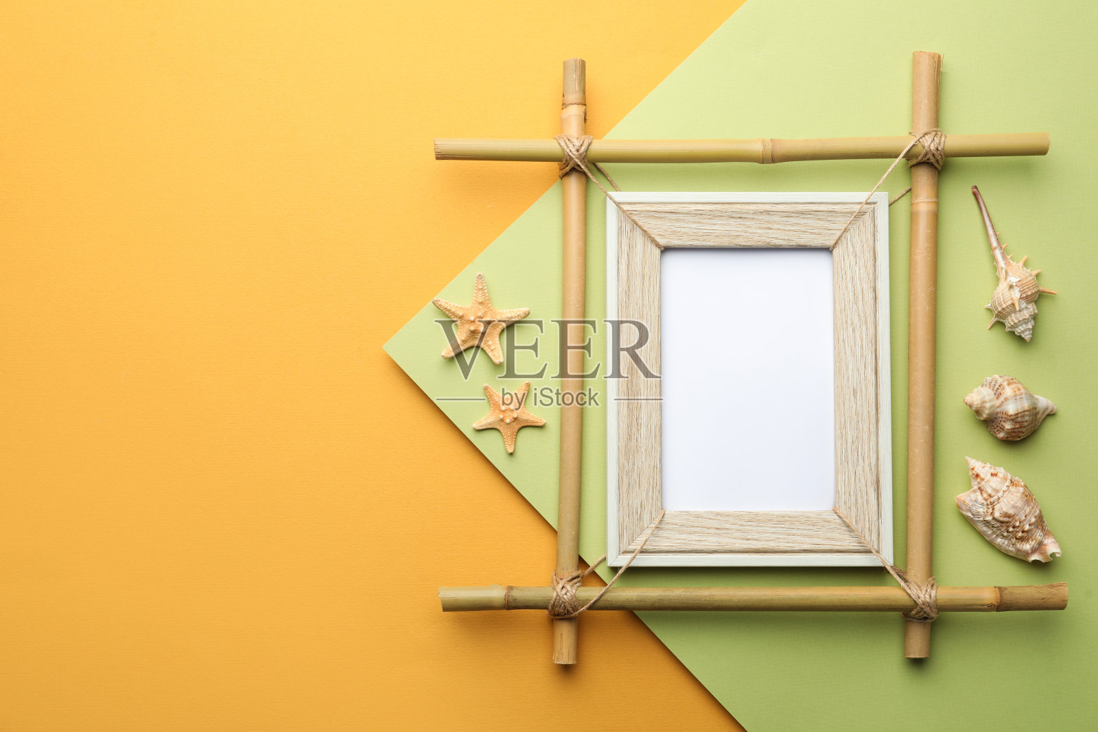 空竹框,彩色背景海星贝壳,平铺。文本空间照片摄影图片