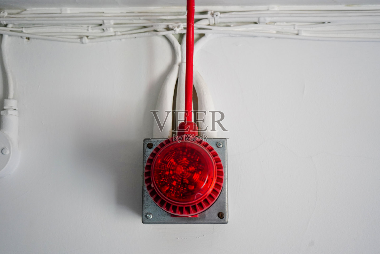 白色墙上的红色火警警报器照片摄影图片